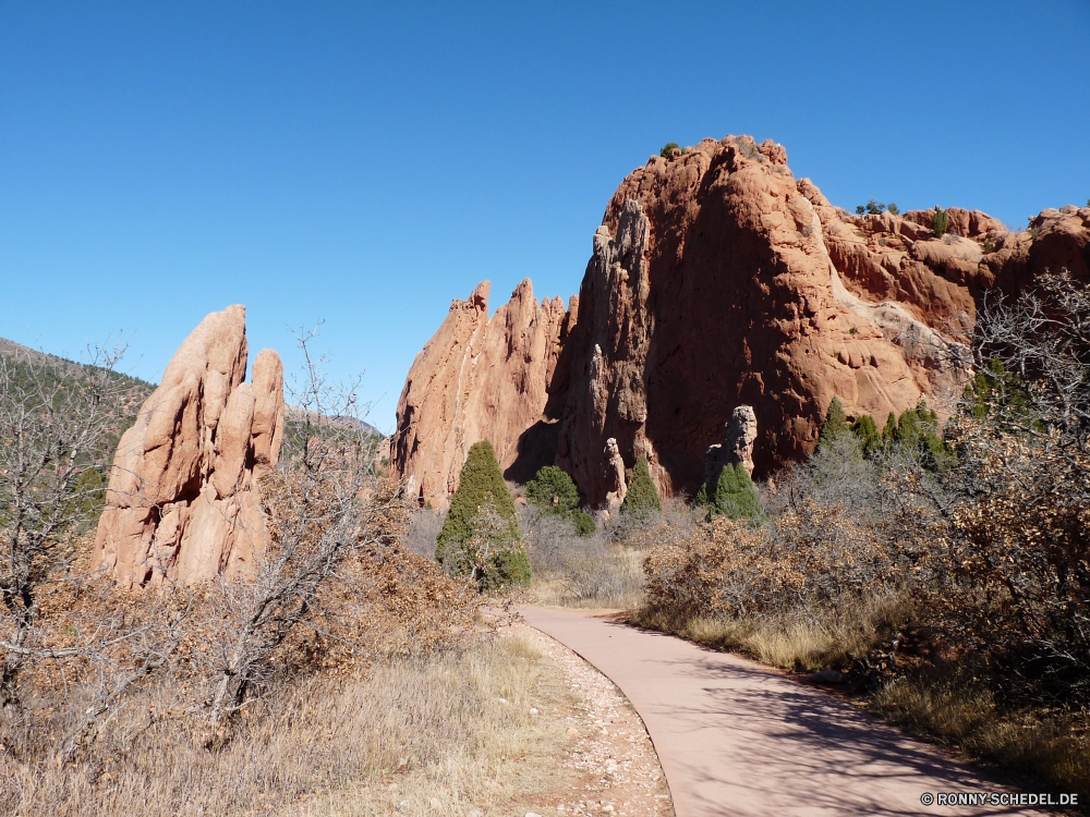 Garden of Gods Schlucht Fels Klippe Tal Landschaft Park Berg Wüste nationalen Schlucht Sandstein Reisen Stein Himmel landschaftlich Wildnis Berge geologische formation Felsen Geologie Knoll Aushöhlung Sand Tourismus Bildung im freien natürliche natürliche depression Szenerie im freien Urlaub Aussicht Südwesten Baum Bereich Orange geologische Wandern Hügel Sommer Wahrzeichen Ziel Formationen Fluss Klippen Abenteuer Westen Reise hoch Wolken Bögen Umgebung Gelände Landschaften Tourist Kaktus westliche felsigen Bereich Steine Linie Denkmal trocken gelb Farbe Butte Ehrfurcht Arid Touristische Wanderung reservieren Grand Wild Spitze Wasser Frühling Steigung Panorama Aufstieg Straße Erholung Sonne Bäume Prima Nationalpark Antike Land Panorama Backstein heiß Reise Tag canyon rock cliff valley landscape park mountain desert national ravine sandstone travel stone sky scenic wilderness mountains geological formation rocks geology knoll erosion sand tourism formation outdoors natural natural depression scenery outdoor vacation vista southwest tree range orange geological hiking hill summer landmark destination formations river cliffs adventure west trip high clouds arches environment terrain scenics tourist cactus western rocky area stones line monument dry yellow color butte awe arid touristic hike reserve grand wild peak water spring slope panorama ascent road recreation sun trees awesome national park ancient land panoramic brick hot journey day