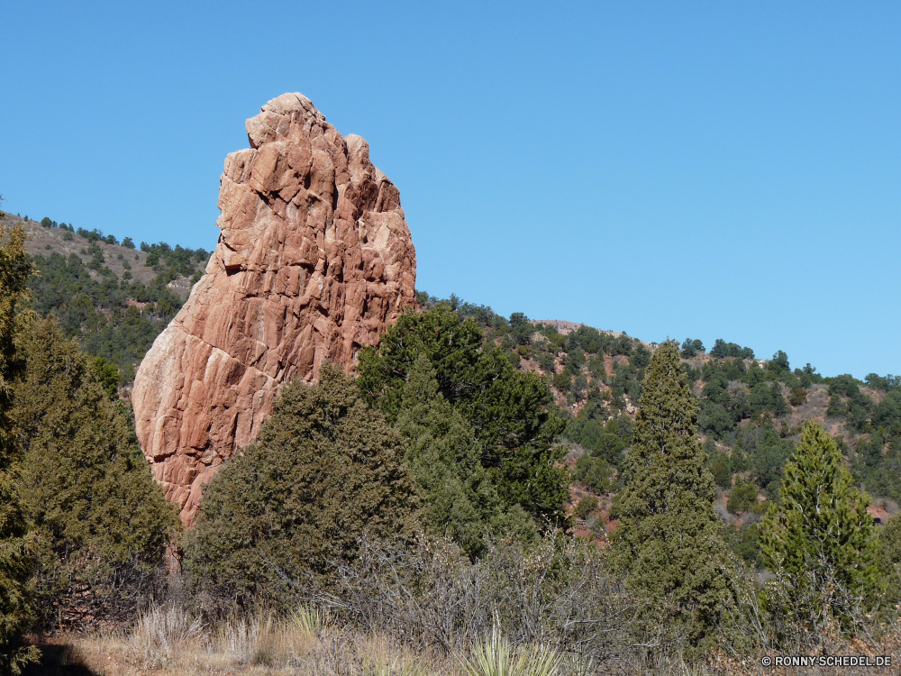 Garden of Gods Knoll Fels Berg Landschaft Klippe Reisen Stein Park Himmel Wüste Tourismus Schlucht nationalen Felsen Sandstein landschaftlich Geologie Berge Sand Bildung Hügel natürliche Wildnis im freien Baum Sommer Urlaub Szenerie Panorama Geschichte Formationen im freien Landschaften Tal Aushöhlung Tourist hoch Hügel felsigen Spitze Umgebung Abenteuer Wolken Hügel Wahrzeichen Wandern Rau Farbe geologische Bereich Szene Wolke Meer Bereich alt geologische formation Sonne Ehrfurcht Pflanze Wanderung Aussicht Urlaub außerhalb Steine Bucht Straße Megalith Küste Wasser Baseball-Ausrüstung Butte Verwurzelung Nationalpark Klippen Bögen Südwesten Antike reservieren Einsamkeit Extreme Küste Ziel Denkmal Struktur Horizont Sonnenlicht Tag knoll rock mountain landscape cliff travel stone park sky desert tourism canyon national rocks sandstone scenic geology mountains sand formation hill natural wilderness outdoors tree summer vacation scenery panoramic history formations outdoor scenics valley erosion tourist high hills rocky peak environment adventure clouds mound landmark hiking rough color geological area scene cloud sea range old geological formation sun awe plant hike vista holiday outside stones bay road megalith coast water baseball equipment butte desolate national park cliffs arches southwest ancient reserve solitude extreme coastline destination monument structure horizon sunlight day