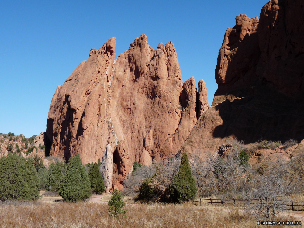 Garden of Gods Klippe geologische formation Schlucht Fels Park nationalen Wüste Landschaft Sandstein Berg Knoll Reisen Stein Geologie Aushöhlung Felsen landschaftlich Himmel Bildung Tal Tourismus Wildnis natürliche Sand im freien Formationen Südwesten Orange Baum Berge Urlaub im freien Wandern geologische Wahrzeichen Szenerie Schlucht Sommer Klippen Bögen Landschaften Hügel Bereich Aussicht felsigen Westen Umgebung Cliff-Wohnung Farbe Arid Fluss Wasser Abenteuer Höhle Wolken Wohnung Extreme hoch Steine Reise gelb Tourist Sonnenuntergang Erholung Butte Nationalpark Gelände Grand westliche Spitze Zustand Sonne Plateau Ehrfurcht Bereich natürliche depression Ziel Denkmal trocken cliff geological formation canyon rock park national desert landscape sandstone mountain knoll travel stone geology erosion rocks scenic sky formation valley tourism wilderness natural sand outdoor formations southwest orange tree mountains vacation outdoors hiking geological landmark scenery ravine summer cliffs arches scenics hill range vista rocky west environment cliff dwelling color arid river water adventure cave clouds dwelling extreme high stones trip yellow tourist sunset recreation butte national park terrain grand western peak state sun plateau awe area natural depression destination monument dry