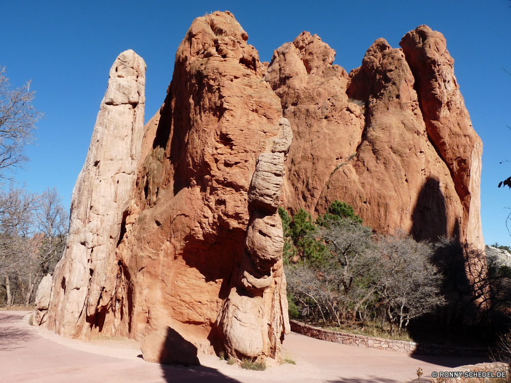 Garden of Gods Lineal Fels Wüste Park Schlucht Landschaft nationalen Sandstein Reisen Stein Formationen Felsen Sand Himmel Geologie Klippe Tourismus Berg natürliche landschaftlich Aushöhlung Bildung Orange Wildnis Bögen im freien Berge Wahrzeichen Südwesten Landschaften Szenerie Wolken Tal Arid Urlaub Baum geologische Klippen im freien Umgebung Sommer Gelände Wandern Extreme Steine Hügel Westen Tourist Nationalpark Sonnenuntergang westliche felsigen heiß Antike einzigartige trocken geologische formation Geschichte Hoodoos geologische Sonne Backstein Bogen Wolke Bereich Denkmal Farbe Erholung Boden Hoodoo Szene Hügel sonnig Höhle majestätisch Textur Baumaterial Land Wasser Sonnenlicht Tag ruler rock desert park canyon landscape national sandstone travel stone formations rocks sand sky geology cliff tourism mountain natural scenic erosion formation orange wilderness arches outdoor mountains landmark southwest scenics scenery clouds valley arid vacation tree geological cliffs outdoors environment summer terrain hiking extreme stones hill west tourist national park sunset western rocky hot ancient unique dry geological formation history hoodoos geologic sun brick arch cloud area monument color recreation soil hoodoo scene hills sunny cave majestic texture building material land water sunlight day