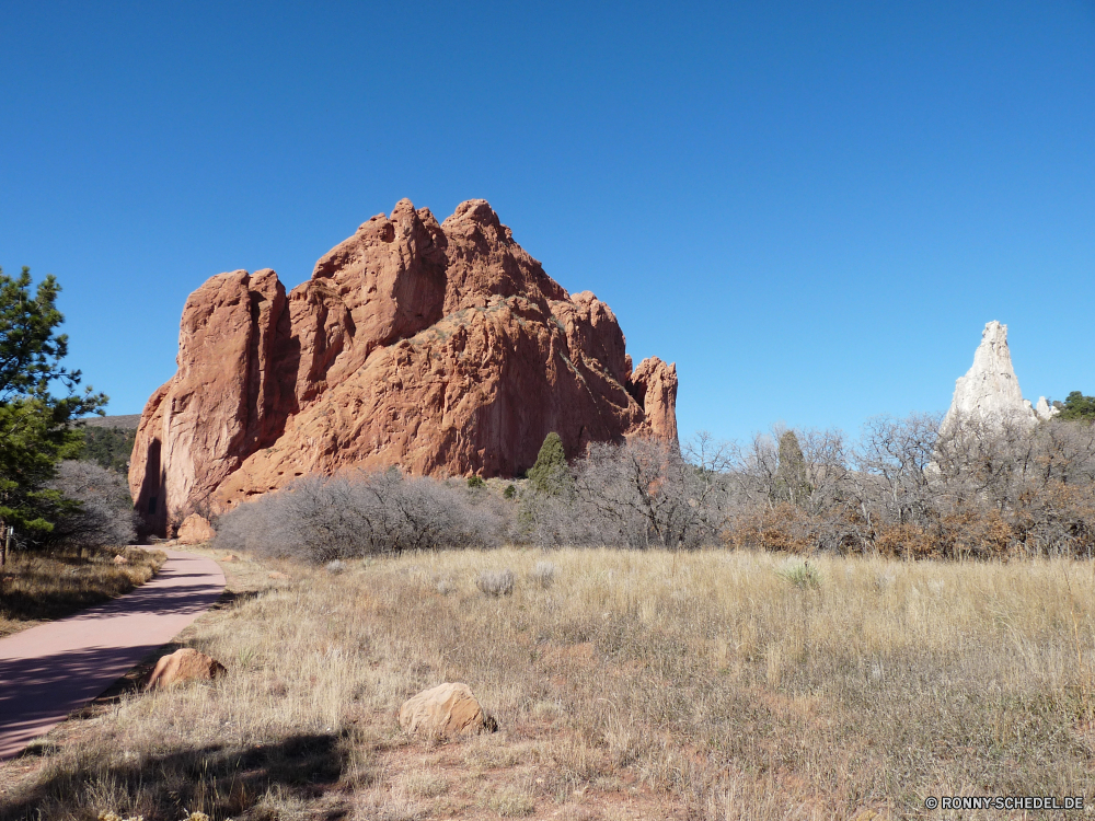 Garden of Gods Knoll Fels Landschaft Wüste Berg Schlucht Park Reisen nationalen Wildnis Himmel Klippe Sand Stein Berge Sandstein Tourismus Felsen Bildung Tal natürliche Geologie landschaftlich Hügel im freien Aushöhlung im freien Urlaub Bereich Sommer Bereich Landschaften Baum Formationen Arid trocken Sonne geologische formation Szenerie Ziel Südwesten Wild Szene Tag geologische Land Ehrfurcht Bögen Tourist Touristische reservieren Aussicht Steine hoch Reise niemand Westen Gelände Hügel felsigen Panorama Wolken Wärme Orange Aufstieg Kaktus Fluss Klippen Spitze Wasser Wolke Abenteuer Süden Denkmal heiß Farbe Umgebung Steigung Land Wahrzeichen Braun gelb Einsamkeit Butte Prima karge Dürre Felsblock Antike Wandern in der Nähe Reise Hochland Rau ruhige Straße Horizont Erholung Geschichte Grat knoll rock landscape desert mountain canyon park travel national wilderness sky cliff sand stone mountains sandstone tourism rocks formation valley natural geology scenic hill outdoor erosion outdoors vacation area summer range scenics tree formations arid dry sun geological formation scenery destination southwest wild scene day geological land awe arches tourist touristic reserve vista stones high trip nobody west terrain hills rocky panoramic clouds heat orange ascent cactus river cliffs peak water cloud adventure south monument hot color environment slope country landmark brown yellow solitude butte awesome barren drought boulder ancient hiking near journey highland rough tranquil road horizon recreation history ridge