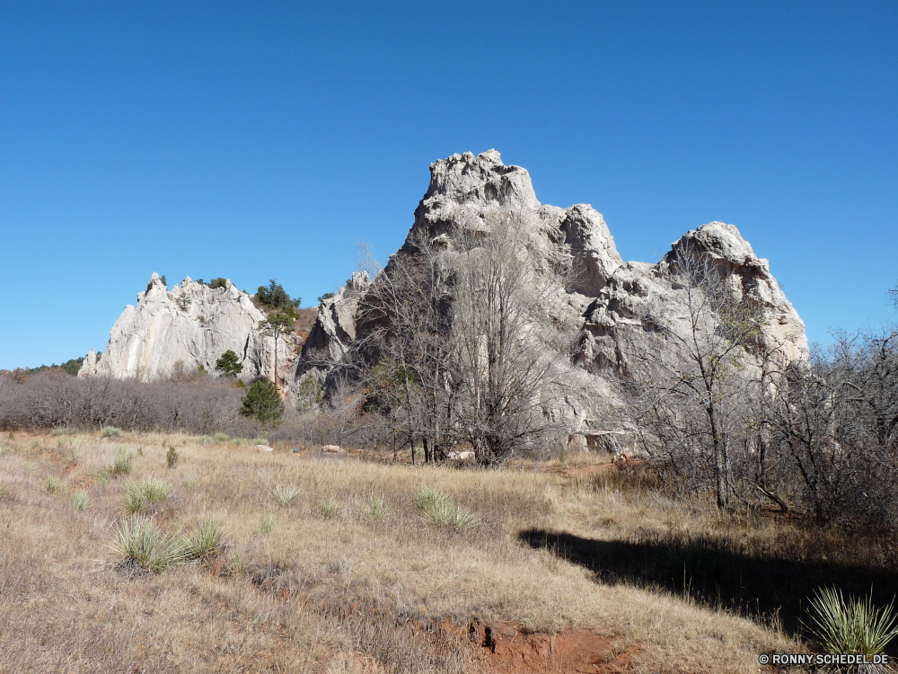 Garden of Gods Megalith Fels Berg Gedenkstätte Landschaft Stein Struktur Reisen Himmel Klippe Park Tourismus Berge Aufstieg nationalen Wildnis landschaftlich Grab Steigung natürliche Spitze Knoll Hügel Schlucht felsigen Urlaub Wüste Felsen Sandstein Geologie Szenerie Geschichte Sommer im freien Wolken Sand Bereich Tal im freien Baum Gras hoch Antike Tourist Bildung alt Wahrzeichen Panorama Landschaften Sonne Wald Denkmal Urlaub Aushöhlung Bäume Ruine Hügel Bereich sonnig Steine Wolke Farbe Tag Meer Linie historischen Umgebung Küste Fluss Alpen reservieren Wandern Szene schwarz Rau Sonnenlicht Spitzen Granit geologische formation Schloss Mount niemand Land Abenteuer Wasser Landschaft Mauer Hochland Land megalith rock mountain memorial landscape stone structure travel sky cliff park tourism mountains ascent national wilderness scenic grave slope natural peak knoll hill canyon rocky vacation desert rocks sandstone geology scenery history summer outdoors clouds sand range valley outdoor tree grass high ancient tourist formation old landmark panoramic scenics sun forest monument holiday erosion trees ruin hills area sunny stones cloud color day sea line historic environment coast river alps reserve hiking scene black rough sunlight peaks granite geological formation castle mount nobody land adventure water countryside wall highland country