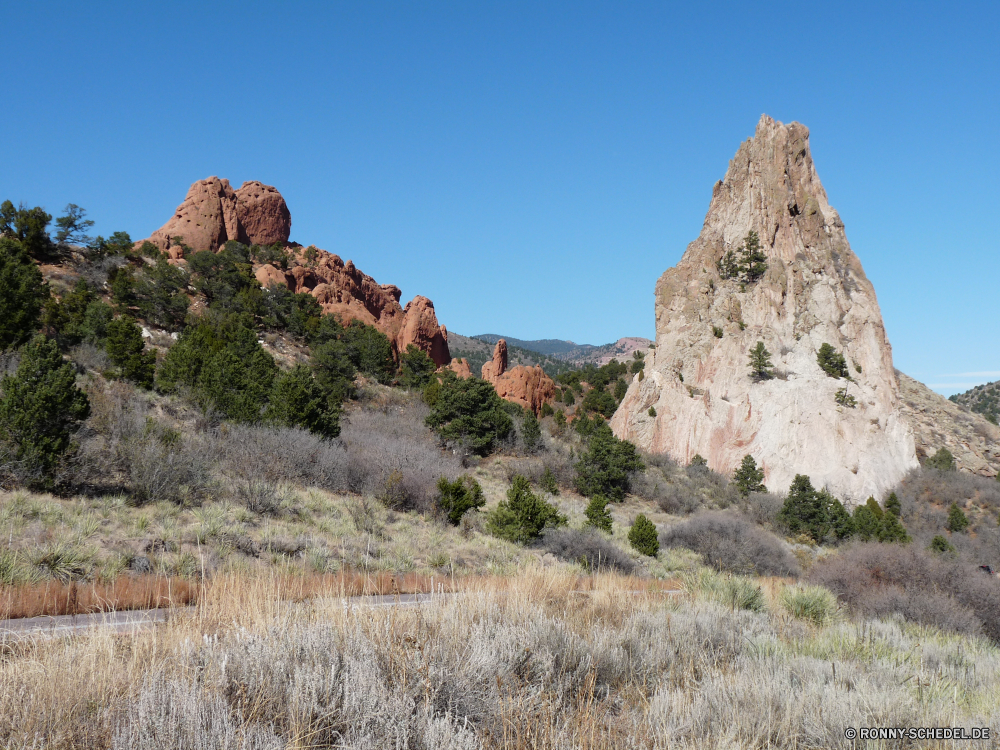 Garden of Gods Berg Fels Landschaft Knoll Stein Reisen Schlucht Berge Park Bereich nationalen Himmel Tourismus Wüste Klippe Wildnis Sandstein Tal landschaftlich Hügel Baum Felsen natürliche im freien Geschichte Bildung Sand Antike Spitze alt Aushöhlung Urlaub Geologie Schloss felsigen Linie historischen Wahrzeichen Landschaften Hochland Sommer Formationen Szenerie Wandern im freien Steine Wolken reservieren hoch Tourist Turm Land Ruine Hügel Panorama Gebäude Bereich Abenteuer Ziel Denkmal Land Urlaub trocken Struktur Fluss Grat Bögen Arid woody plant Mauer geologische formation berühmte Pflanze Steigung Sonne Schlucht Kaktus Festung Wanderung Szene Farbe Ruine Wolke Wanderweg Reise Festung Gras Architektur niemand mountain rock landscape knoll stone travel canyon mountains park range national sky tourism desert cliff wilderness sandstone valley scenic hill tree rocks natural outdoors history formation sand ancient peak old erosion vacation geology castle rocky line historic landmark scenics highland summer formations scenery hiking outdoor stones clouds reserve high tourist tower land ruin hills panoramic building area adventure destination monument country holiday dry structure river ridge arches arid woody plant wall geological formation famous plant slope sun ravine cactus fort hike scene color ruins cloud trail journey fortress grass architecture nobody