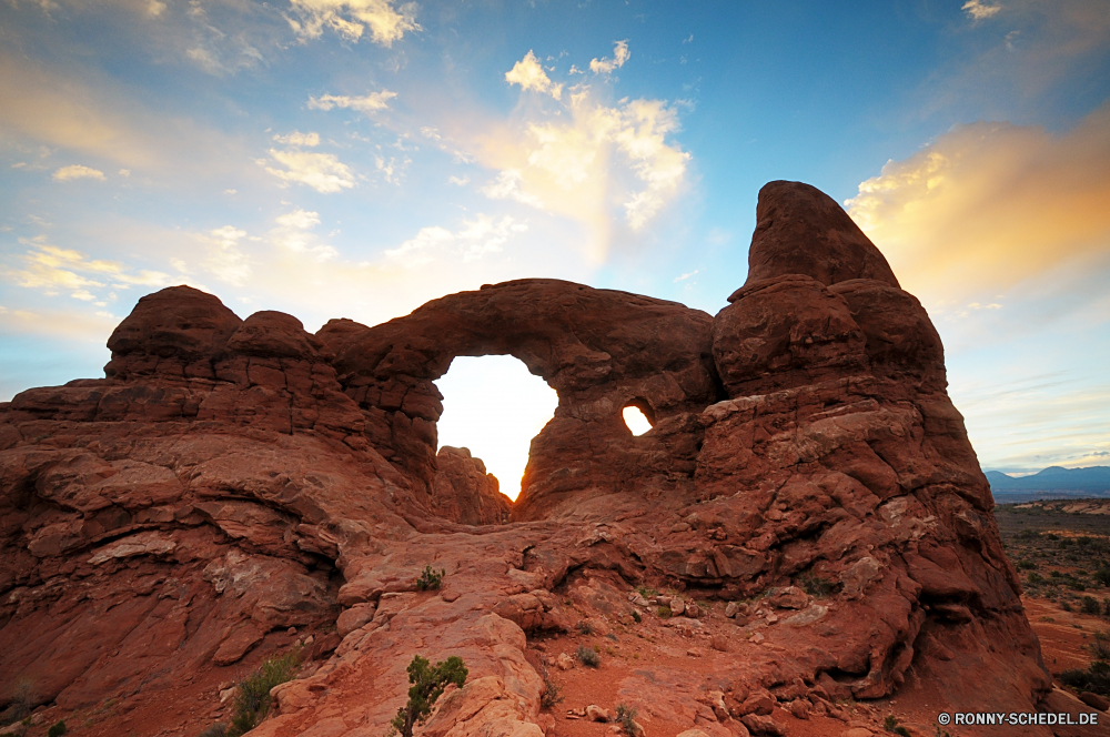 Arches National Park Schlucht Schlucht Tal Fels natürliche depression Wüste Park nationalen Landschaft Reisen Sandstein Berg Himmel Stein Aushöhlung Geologie Tourismus natürliche Formationen Felsen Sand Klippe Berge Südwesten Wildnis landschaftlich Bildung Bögen Wolken im freien Szenerie Urlaub Landschaften im freien Orange Baum geologische Aussicht Westen Wandern Arid Bogen Sommer Nationalpark Wahrzeichen trocken Arches Nationalpark Wunder Gelände westliche Land Ehrfurcht Sonnenuntergang Panorama Szene Tourist Wolke Reise Süden Klippen Wasser Abenteuer Umgebung Fluss gelb Butte im Südwesten Mesa Grand majestätisch friedliche Horizont Bereich Pflanze canyon ravine valley rock natural depression desert park national landscape travel sandstone mountain sky stone erosion geology tourism natural formations rocks sand cliff mountains southwest wilderness scenic formation arches clouds outdoor scenery vacation scenics outdoors orange tree geological vista west hiking arid arch summer national park landmark dry arches national park wonder terrain western land awe sunset panoramic scene tourist cloud trip south cliffs water adventure environment river yellow butte southwestern mesa grand majestic peaceful horizon range plant