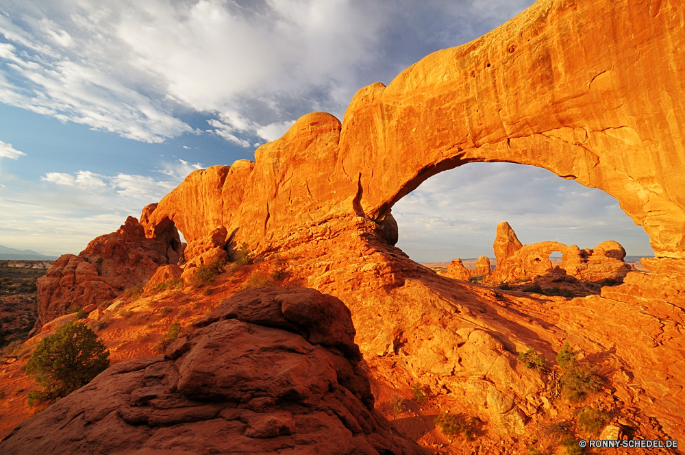 Arches National Park Schlucht Schlucht Tal Fels natürliche depression Landschaft Park Wüste nationalen Berg Himmel Reisen Berge Aushöhlung Felsen Stein landschaftlich Klippe Sand Geologie Südwesten Tourismus Wolken im freien Urlaub Felge Sandstein Grand Orange Wandern geologische im freien Westen Baum Wahrzeichen Bildung Formationen natürliche Wunder Tourist Szenerie Bögen Mesa Sonnenuntergang Fluss Abenteuer Wildnis Welt Süden Arid trocken westliche Landschaften Aussicht Bäume Land Nationalpark Horizont Sommer Sonne Ehrfurcht Gelände Panorama heiß Wasser Bereich Arches Nationalpark herrliche robuste Klippen Szene felsigen Boden Erholung canyon ravine valley rock natural depression landscape park desert national mountain sky travel mountains erosion rocks stone scenic cliff sand geology southwest tourism clouds outdoors vacation rim sandstone grand orange hiking geological outdoor west tree landmark formation formations natural wonder tourist scenery arches mesa sunset river adventure wilderness world south arid dry western scenics vista trees land national park horizon summer sun awe terrain panoramic hot water range arches national park magnificent rugged cliffs scene rocky soil recreation