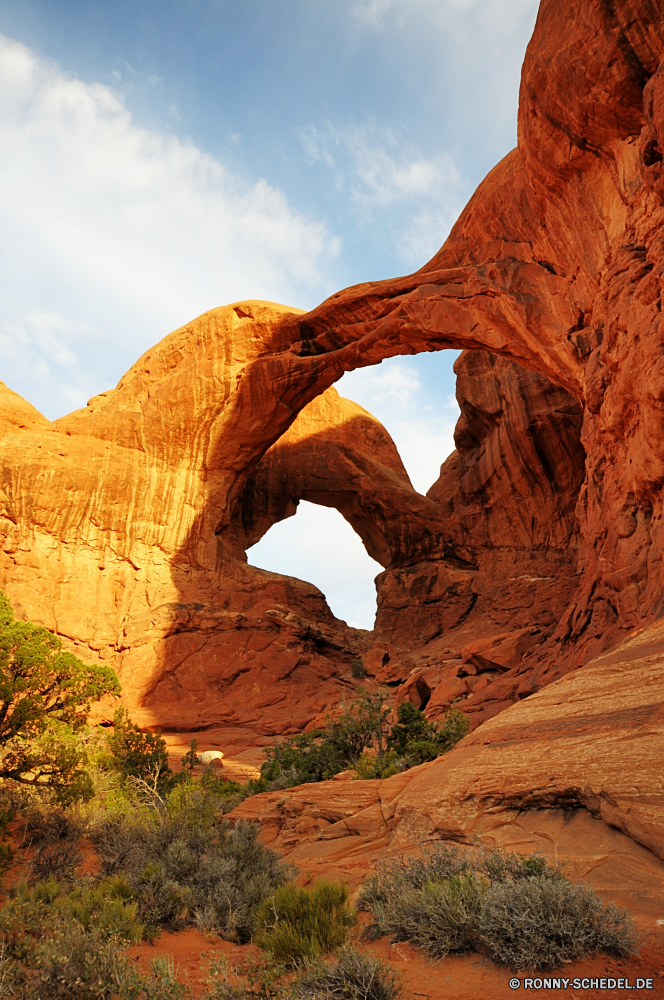 Arches National Park Schlucht Schlucht Tal Fels Park nationalen natürliche depression Landschaft Sandstein Wüste Berg Klippe Reisen Geologie Stein Aushöhlung Himmel landschaftlich Felsen Berge Bildung Wildnis natürliche Höhle Sand geologische formation Gelände Formationen Südwesten Tourismus Orange Szenerie Baum Cliff-Wohnung im freien Arid im freien Wahrzeichen Wohnung trocken Butte geologische Klippen Urlaub Aussicht felsigen Westen Wandern Wolken Landschaften Bögen Extreme Denkmal hoch Gehäuse Mesa Nationalpark Bogen Sommer Bereich Szene Bereich Sonnenuntergang Ehrfurcht Grand westliche Spitze einzigartige Hügel Tourist Umgebung Staaten entfernten Pflanze Straße Erde Fluss Wasser Bäume im Südwesten geologische robuste Farbe Hügel Vereinigte Abenteuer Süden Land gelb Sonne Erholung Struktur Sonnenlicht canyon ravine valley rock park national natural depression landscape sandstone desert mountain cliff travel geology stone erosion sky scenic rocks mountains formation wilderness natural cave sand geological formation terrain formations southwest tourism orange scenery tree cliff dwelling outdoors arid outdoor landmark dwelling dry butte geological cliffs vacation vista rocky west hiking clouds scenics arches extreme monument high housing mesa national park arch summer area scene range sunset awe grand western peak unique hill tourist environment states remote plant road earth river water trees southwestern geologic rugged color hills united adventure south land yellow sun recreation structure sunlight