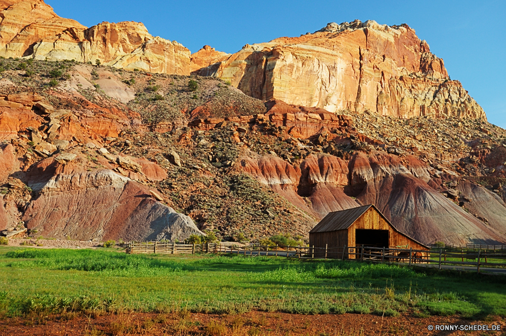 Capitol Reef National Park Fels Schlucht Berg Park nationalen Wüste Landschaft Berge Reisen Scheune Himmel Tal Klippe landschaftlich Aushöhlung Geologie Wirtschaftsgebäude Wolken Felsen Südwesten im freien Tourismus Stein im freien Sand Sandstein Urlaub Baum Bildung Orange Gebäude Westen Szenerie Wildnis Felge Grand Wahrzeichen geologische natürliche Wandern Mesa Knoll Struktur Bereich Wunder Tourist Formationen Nationalpark Bäume Fluss Bögen Hochland friedliche Sonnenuntergang Backstein Abenteuer trocken Aussicht Spitze Landschaften gelb Klippen Arid Baumaterial Wald Süden Land Straße Welt Hügel westliche geologische formation sonnig Umgebung Horizont Ehrfurcht Entwicklung des ländlichen Wasser Panorama Schlucht Gelände Wolke felsigen Ruhe Erholung Gras Sommer Herbst rock canyon mountain park national desert landscape mountains travel barn sky valley cliff scenic erosion geology farm building clouds rocks southwest outdoors tourism stone outdoor sand sandstone vacation tree formation orange building west scenery wilderness rim grand landmark geological natural hiking mesa knoll structure range wonder tourist formations national park trees river arches highland peaceful sunset brick adventure dry vista peak scenics yellow cliffs arid building material forest south land road world hills western geological formation sunny environment horizon awe rural water panoramic ravine terrain cloud rocky calm recreation grass summer autumn