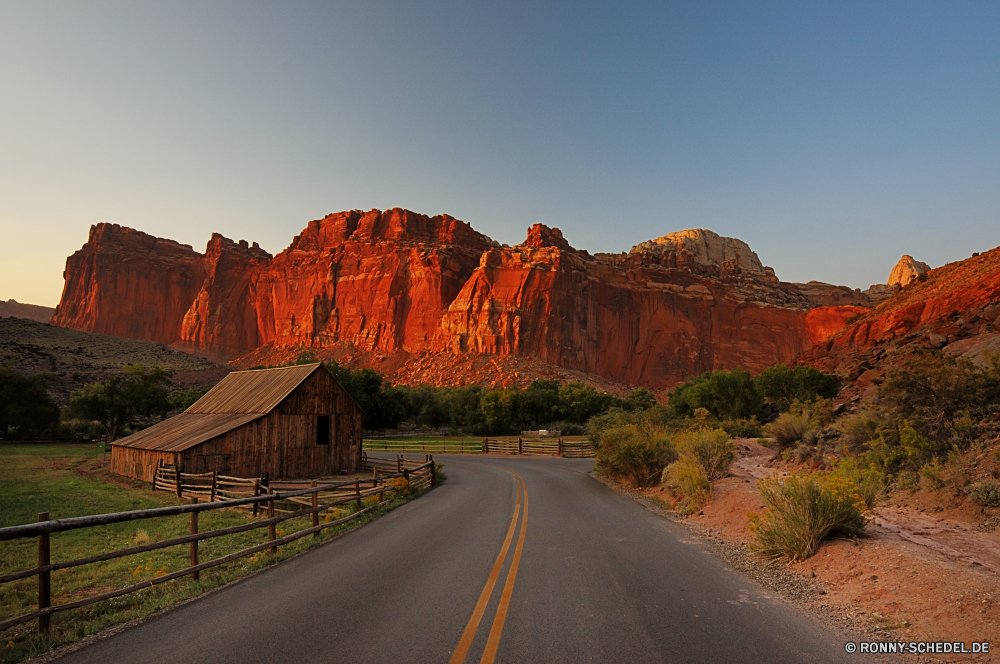 Capitol Reef National Park Berg Landschaft Schlucht Tal Berge Biegung Reisen Himmel Straße Wüste Fels Park Bereich Wolken nationalen landschaftlich Baum Schlucht im freien Autobahn Hochland im freien Szenerie Asphalt Stein Klippe Herbst Wolke Urlaub Wald Tourismus Felsen Südwesten Kurve Horizont Bäume Hügel gelb Orange Laufwerk Entwicklung des ländlichen Transport Reise Sand Geologie Fluss Tourist Sandstein fallen Wandern Umgebung Wildnis Felge Strecke Art und Weise Spitze Abenteuer Reise Reling Land Sonnenuntergang Grand Hügel Sommer natürliche Szene natürliche depression Saison geologische Westen Aushöhlung Licht Linie Ziel Gras Land Geschwindigkeit bunte Wahrzeichen Sonne Wunder Bildung felsigen Busch hoch Pfad leere Bewegung trocken Landschaft Verkehr Schnee Mesa Spur Pflanze Panorama Bereich Süden Sonnenaufgang See Farbe Wetter Neu Wiese Wasser Welt Autobahn sonnig Verschieben Verkehr Perspektive Auto Straße friedliche am Morgen Erholung Boden mountain landscape canyon valley mountains bend travel sky road desert rock park range clouds national scenic tree ravine outdoor highway highland outdoors scenery asphalt stone cliff autumn cloud vacation forest tourism rocks southwest curve horizon trees hill yellow orange drive rural transportation trip sand geology river tourist sandstone fall hiking environment wilderness rim route way peak adventure journey railing country sunset grand hills summer natural scene natural depression season geological west erosion light line destination grass land speed colorful landmark sun wonder formation rocky bush high path empty motion dry countryside transport snow mesa lane plant panorama area south sunrise lake color weather new meadow water world freeway sunny moving traffic perspective car street peaceful morning recreation ground