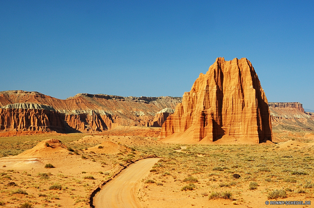 Capitol Reef National Park - Cathedral Valley Wüste Sand Lineal Fels Landschaft Berg Reisen Himmel Park Stein nationalen Schlucht Boden trocken Tal Berge Tourismus Sandstein landschaftlich Erde im freien im freien Grab Backstein Wildnis Düne Felsen natürliche Wolken Landschaften Baumaterial Sommer Arid Klippe Hügel Urlaub Denkmal Südwesten Aushöhlung Antike Orange Bildung Geschichte Tourist Wahrzeichen Geologie Szenerie Hügel niemand Wolke Wärme Bereich Formationen Toten Land Reise sonnig heiß Sonne Wild Ziel Tag Baum Straße Horizont Butte Klippen Schlucht Spitze Westen Extreme gelb Umgebung geologische Gelände Bereich in der Nähe Darm-Trakt Mesa Bögen Meer Wanderung felsigen majestätisch Busch historische horizontale Sonnenaufgang Braun Wasser Pyramide desert sand ruler rock landscape mountain travel sky park stone national canyon soil dry valley mountains tourism sandstone scenic earth outdoor outdoors grave brick wilderness dune rocks natural clouds scenics building material summer arid cliff hill vacation monument southwest erosion ancient orange formation history tourist landmark geology scenery hills nobody cloud heat range formations dead land journey sunny hot sun wild destination day tree road horizon butte cliffs ravine peak west extreme yellow environment geological terrain area near tract mesa arches sea hike rocky majestic bush historical horizontal sunrise brown water pyramid