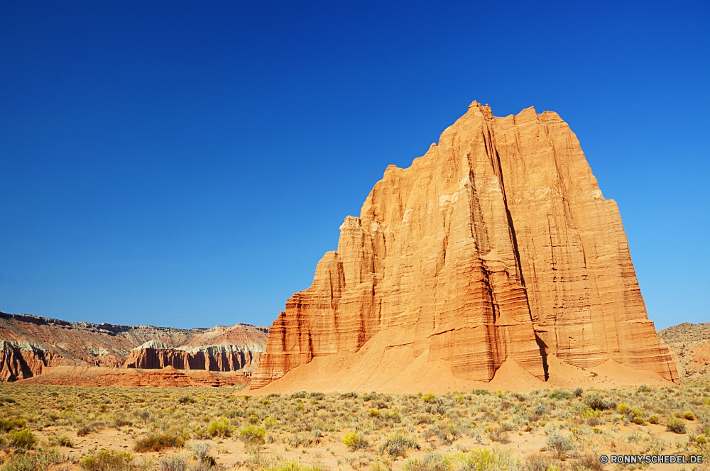 Capitol Reef National Park - Cathedral Valley Wüste Schlucht Fels Sandstein Tal Landschaft Reisen Stein Park Himmel Sand Berg nationalen Schlucht Tourismus Klippe Formationen landschaftlich Backstein Wildnis Lineal Denkmal Aushöhlung Wolken im freien Südwesten natürliche Bildung im freien Urlaub Bögen Baumaterial Felsen geologische Berge Orange Reise Westen Geologie natürliche depression Ehrfurcht Mesa Wahrzeichen Grab Landschaften trocken Butte Darm-Trakt Szenerie Panorama Land Hügel Antike Arid Geschichte westliche Pyramide Wolke Ruine Tourist Baum Spitze Abenteuer Sommer Aussicht Staaten Bereich gelb berühmte alt Land Straße Horizont Sonnenuntergang Himmel s Wanderung Gelände reservieren Vergangenheit majestätisch Wandern Bereich Panorama historische Platz Wärme Umgebung ruhige bunte Entwicklung des ländlichen desert canyon rock sandstone valley landscape travel stone park sky sand mountain national ravine tourism cliff formations scenic brick wilderness ruler monument erosion clouds outdoors southwest natural formation outdoor vacation arches building material rocks geological mountains orange journey west geology natural depression awe mesa landmark grave scenics dry butte tract scenery panoramic land hill ancient arid history western pyramid cloud ruin tourist tree peak adventure summer vista states range yellow famous old country road horizon sunset sky s hike terrain reserve past majestic hiking area panorama historical place heat environment tranquil colorful rural