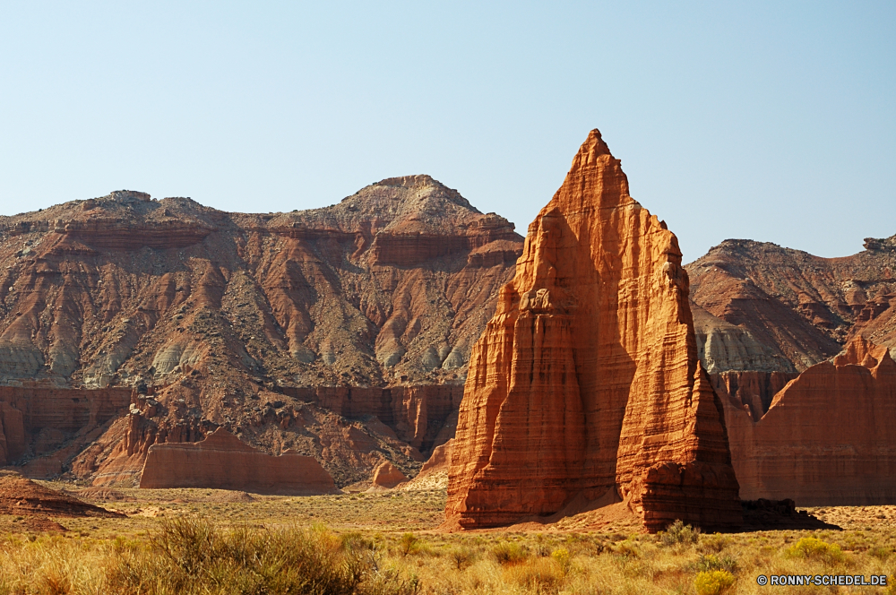 Capitol Reef National Park - Cathedral Valley Schlucht Tal Wüste Park Landschaft Fels Berg Schlucht nationalen Berge Reisen Himmel Felsen Stein Klippe Sandstein Tourismus Südwesten im freien Sand Wildnis Aushöhlung im freien natürliche depression landschaftlich Baum Geologie Urlaub Grand Wolken Westen Orange Bildung natürliche Szenerie geologische Bögen Wandern Mesa Formationen Straße Landschaften Bäume Abenteuer Tourist Aussicht Arid Pflanze Spitze Sommer trocken Wasser Land gelb Fluss Wahrzeichen Sonnenuntergang Gelände Bereich friedliche Felge Umgebung Bereich Erholung Ehrfurcht majestätisch Backstein Land Klippen Entwicklung des ländlichen Wunder Herbst Hochland felsigen Szene Wolke Hügel Denkmal Licht Wald Gras Butte bunte Nationalpark Hügel sonnig Baumaterial Pfad Urlaub Feld Süden Horizont Wiese Tag canyon valley desert park landscape rock mountain ravine national mountains travel sky rocks stone cliff sandstone tourism southwest outdoors sand wilderness erosion outdoor natural depression scenic tree geology vacation grand clouds west orange formation natural scenery geological arches hiking mesa formations road scenics trees adventure tourist vista arid plant peak summer dry water land yellow river landmark sunset terrain range peaceful rim environment area recreation awe majestic brick country cliffs rural wonder autumn highland rocky scene cloud hill monument light forest grass butte colorful national park hills sunny building material path vacations field south horizon meadow day