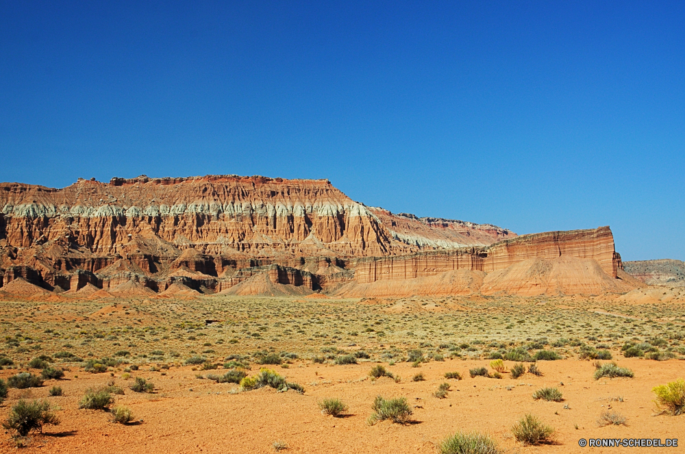 Capitol Reef National Park - Cathedral Valley Wüste Landschaft Backstein Sand Fels Reisen Baumaterial Himmel Berg Park Stein Stroh Schlucht nationalen Düne Tourismus Grab Dach trocken Berge Tal Sandstein landschaftlich Denkmal im freien Antike Wildnis im freien Urlaub Wolken Schutzüberzug Klippe Geschichte natürliche Wahrzeichen Felsen Hügel Tourist Insel Aushöhlung Land Straße Szenerie Baum Südwesten Arid Geologie Westen Sonne Mauer Sommer Mesa Pyramide Wild Architektur Bespannung Wärme heiß Feld alt Bäume Boden geologische Bildung Bereich Ruine Toten Lineal sonnig groß Landschaften niemand historische Osten Krater Wasser gelb Butte Pharao Formationen Verwurzelung Klippen Kaktus Hügel Wolke Vergangenheit in der Nähe Mitte Orange Erde Hochland Reise Ziel Umgebung Fluss Vulkan Tag Land Tempel desert landscape brick sand rock travel building material sky mountain park stone thatch canyon national dune tourism grave roof dry mountains valley sandstone scenic monument outdoors ancient wilderness outdoor vacation clouds protective covering cliff history natural landmark rocks hill tourist island erosion land road scenery tree southwest arid geology west sun wall summer mesa pyramid wild architecture covering heat hot field old trees soil geological formation range ruin dead ruler sunny great scenics nobody historical east crater water yellow butte pharaoh formations desolate cliffs cactus hills cloud past near middle orange earth highland journey destination environment river volcano day country temple