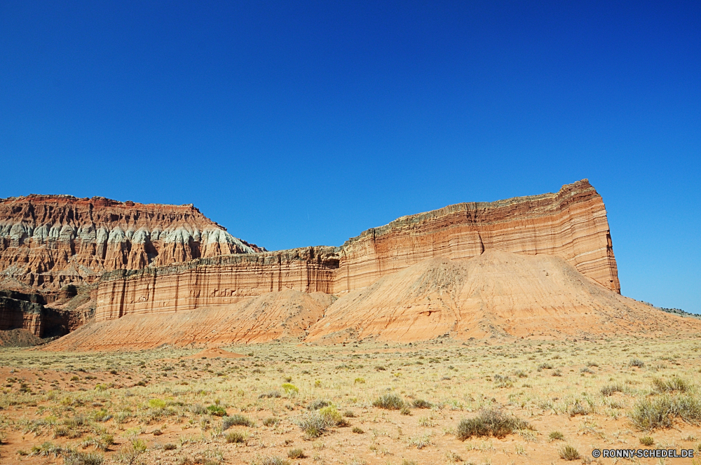 Capitol Reef National Park - Cathedral Valley Wüste Backstein Landschaft Fels Schlucht Baumaterial Berg Reisen Himmel Park Tal Mauer Sand Stein nationalen Berge Sandstein im freien Tourismus trocken landschaftlich Wildnis Klippe Hochland Wolken Südwesten im freien Land Bildung Westen Umgebung Schlucht Aushöhlung Urlaub natürliche Straße Denkmal Szenerie Felsen Hügel Bereich Baum Mesa Arid Horizont Orange Erde Land Feld Formationen geologische Geologie Entwicklung des ländlichen Szene sonnig Landschaft Wahrzeichen Butte Bereich Spitze Staaten Sommer Landschaften Schmutz Panorama Gras Reise Fluss Hügel Antike gelb Abenteuer Gebäude Steppe Wärme Bäume Pflanze Tag Bögen Wild hoch Gelände niemand Grand Extreme Ranch Kaktus Wasser Sonnenuntergang Geschichte Architektur Frühling desert brick landscape rock canyon building material mountain travel sky park valley wall sand stone national mountains sandstone outdoors tourism dry scenic wilderness cliff highland clouds southwest outdoor land formation west environment ravine erosion vacation natural road monument scenery rocks hill range tree mesa arid horizon orange earth country field formations geological geology rural scene sunny countryside landmark butte area peak states summer scenics dirt panorama grass journey river hills ancient yellow adventure building steppe heat trees plant day arches wild high terrain nobody grand extreme ranch cactus water sunset history architecture spring