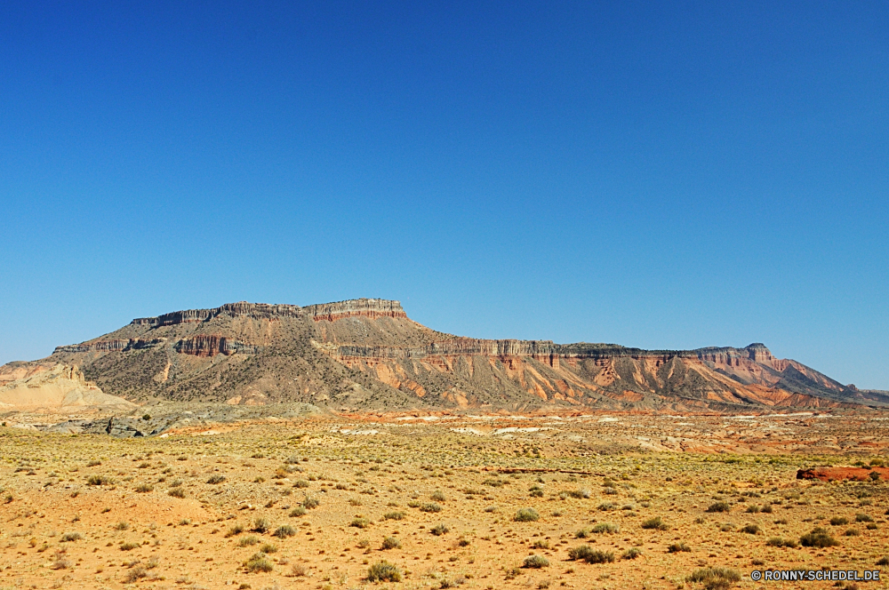 Capitol Reef National Park - Cathedral Valley Wüste Schlucht Landschaft Tal Steppe Fels Land Himmel Berg Sand Park Reiner Darm-Trakt Schlucht Reisen trocken nationalen Berge landschaftlich im freien Hochland Hügel im freien Stein Düne Wolken Sandstein Umgebung Szenerie Tourismus natürliche depression natürliche Arid Wildnis Abenteuer Feld Felsen Straße Klippe Geologie Horizont Erde Südwesten Aushöhlung Sommer Wild Reise Wolke Landschaft Wahrzeichen Bereich Westen Entwicklung des ländlichen Land Pflanze bewölkt Denkmal niemand Butte karge Urlaub Panorama Szene sonnig Tag Wärme Mesa Gelände Grand Spitze Track Boden Bereich Orange heiß Ökologie Insel Braun Fluss Knoll Klippen Hügel leere Baum entfernten Breite Landschaften Schmutz Reise Krater Sonne bunte Gras desert canyon landscape valley steppe rock land sky mountain sand park plain tract ravine travel dry national mountains scenic outdoor highland hill outdoors stone dune clouds sandstone environment scenery tourism natural depression natural arid wilderness adventure field rocks road cliff geology horizon earth southwest erosion summer wild journey cloud countryside landmark range west rural country plant cloudy monument nobody butte barren vacation panorama scene sunny day heat mesa terrain grand peak track soil area orange hot ecology island brown river knoll cliffs hills empty tree remote wide scenics dirt trip crater sun colorful grass