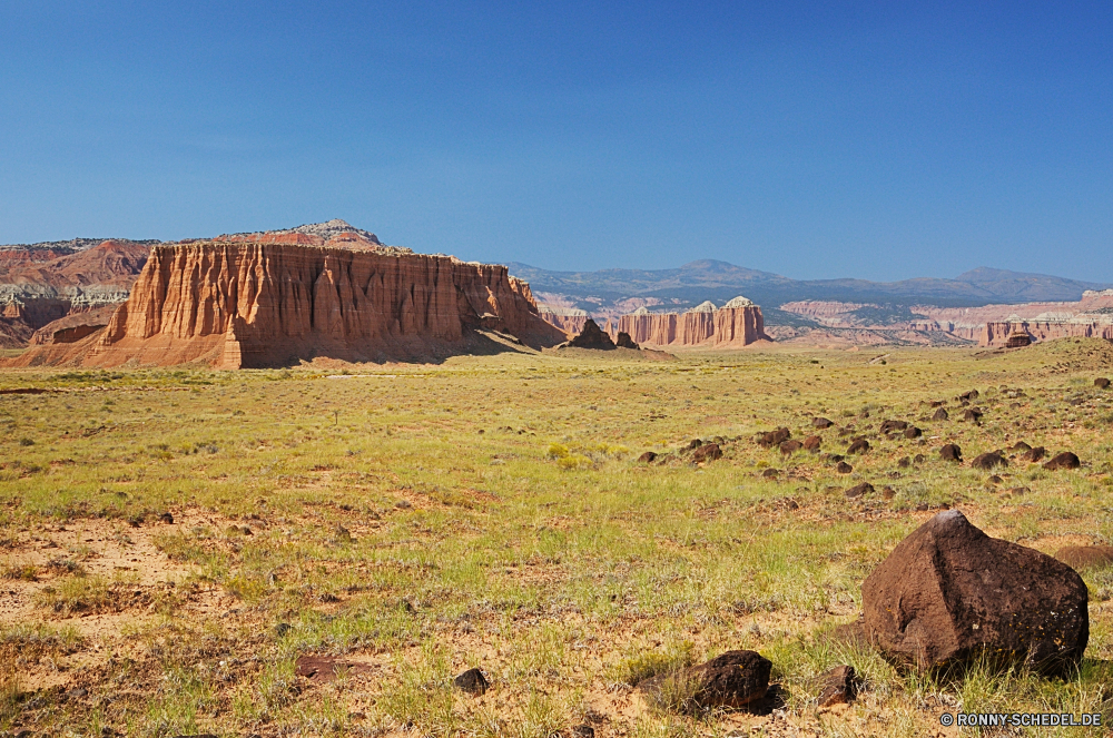 Capitol Reef National Park - Cathedral Valley Heu Knoll Landschaft Futter Wüste Feed Himmel Berg Land Feld Fels Park Berge im freien nationalen Reisen Entwicklung des ländlichen trocken Landwirtschaft Schlucht Hügel Sommer landschaftlich Steppe Essen Landschaft Wiese Umgebung im freien Wolken Sand Tal Szenerie Ernte Reiner Wildnis Land Bauernhof natürliche Szene Stein Gras Tourismus Klippe gelb Weizen Geologie Horizont Spitze Tag Wolke Arid Sandstein Baum Wild Pflanze Bäume Urlaub Felsen Ernte Braun Stroh Wandern Wald Bereich Abenteuer Landbau sonnig niemand Straße Ballen Hügel Aushöhlung Bildung Bereich Gelände Landschaften Golden Krater Wahrzeichen Sonnenuntergang Hochland Herbst geologische Südwesten reservieren Grand Track Schmutz Reise Stapel Wasser Sonne Fluss hay knoll landscape fodder desert feed sky mountain land field rock park mountains outdoor national travel rural dry agriculture canyon hill summer scenic steppe food countryside meadow environment outdoors clouds sand valley scenery harvest plain wilderness country farm natural scene stone grass tourism cliff yellow wheat geology horizon peak day cloud arid sandstone tree wild plant trees vacation rocks crop brown straw hiking forest area adventure farming sunny nobody road bale mound erosion formation range terrain scenics golden crater landmark sunset highland autumn geological southwest reserve grand track dirt journey stack water sun river