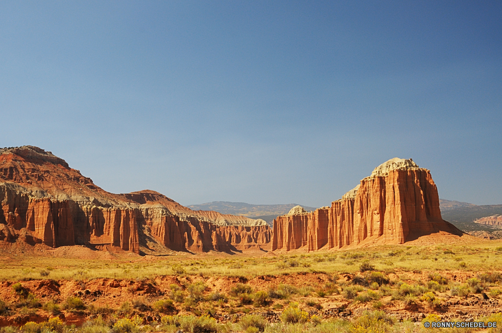 Capitol Reef National Park - Cathedral Valley Landschaft Himmel Berg Wüste Park Fels Land Sand Reisen Wolken Berge nationalen Steppe Schlucht Tal Reiner im freien landschaftlich Wildnis Gras Szenerie Umgebung im freien Stein Feld Backstein Kaktus Entwicklung des ländlichen Megalith Baum Bäume Felsen Land trocken Sommer Grab Gedenkstätte Ranch Struktur Wolke Sonne Landschaft Horizont Sandstein Tourismus Denkmal Szene Statue natürliche Pflanze Südwesten Spitze bewölkt Klippe Wiese Orange Baumaterial Hügel Formationen Urlaub Arid Aushöhlung Gelände sonnig Sonnenaufgang Wahrzeichen Sonnenuntergang Westen Landwirtschaft Aussicht westliche felsigen Wandern Tag gelb niemand Düne Mauer Pflanzen Straße Bereich Wald Farbe Antike entfernten alt Landschaften Bereich Süden Kamel Wärme Knoll Geschichte Schnee Herbst Saison landscape sky mountain desert park rock land sand travel clouds mountains national steppe canyon valley plain outdoor scenic wilderness grass scenery environment outdoors stone field brick cactus rural megalith tree trees rocks country dry summer grave memorial ranch structure cloud sun countryside horizon sandstone tourism monument scene statue natural plant southwest peak cloudy cliff meadow orange building material hill formations vacation arid erosion terrain sunny sunrise landmark sunset west agriculture vista western rocky hiking day yellow nobody dune wall plants road range forest color ancient remote old scenics area south camel heat knoll history snow autumn season