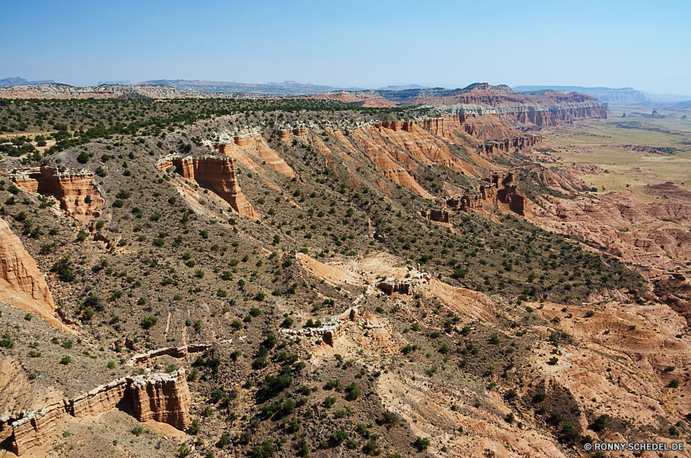 Capitol Reef National Park - Cathedral Valley Schlucht Tal Wüste Schlucht Landschaft Berg Fels Park Klippe nationalen natürliche depression Berge Sand Reisen Aushöhlung Himmel Felge Geologie Grand Stein Tourismus Abenteuer Felsen Südwesten landschaftlich im freien Westen Fluss Wolken Wandern Urlaub im freien Wahrzeichen Wunder Tourist Baum Mesa geologische Orange trocken geologische formation Sandstein Welt Süden Krater Wildnis Backstein Hügel Baumaterial Arid Bildung natürliche Szenerie heiß Hügel Wolke Klippen Mauer Erde Straße Horizont Sommer Butte Aussicht Spitze Licht Bereich Ziel Umgebung Pflanze Land Braun Bereich Wasser Formationen Ringwall Gelände entfernten zeigen Panorama Hochland Denkmal berühmte Boden gelb canyon valley desert ravine landscape mountain rock park cliff national natural depression mountains sand travel erosion sky rim geology grand stone tourism adventure rocks southwest scenic outdoor west river clouds hiking vacation outdoors landmark wonder tourist tree mesa geological orange dry geological formation sandstone world south crater wilderness brick hill building material arid formation natural scenery hot hills cloud cliffs wall earth road horizon summer butte vista peak light area destination environment plant land brown range water formations rampart terrain remote point panorama highland monument famous ground yellow