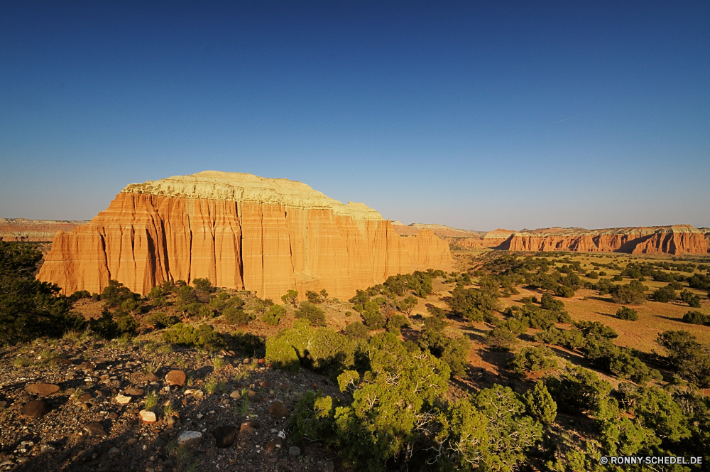 Capitol Reef National Park - Cathedral Valley Landschaft Himmel Berg Baum Gras Sommer Wolken Landschaft Knoll Berge Entwicklung des ländlichen Szenerie landschaftlich Land Wald Feld Herbst Hügel Tourismus Bäume Wolke Fels Reisen Land Tal Sonne Umgebung Wiese Pflanze im freien Horizont Hügel Park im freien Frühling Saison Reiner fallen Straße Strauch gelb nationalen Stein Bauernhof Landwirtschaft Struktur Spitze Stechginster Szene Zaun Farbe woody plant Bereich Panorama natürliche bewölkt sonnig Steinmauer See Wüste Blatt bunte Felder Wildnis Breite vascular plant Gebäude Steppe Schlucht Mauer Wild Rasen Tag Klippe Wetter Sonnenlicht Fluss Aussicht felsigen Licht Wasser Wandern Busch Landschaften niemand Pfad idyllische am Morgen Wahrzeichen Sonnenuntergang Blume Sand Gelände Scheune außerhalb Panorama Barrier Bereich Entspannen Sie sich Felsen Ernte wachsen Belaubung Atmosphäre Reflexion frisch Flora Meer Wachstum landscape sky mountain tree grass summer clouds countryside knoll mountains rural scenery scenic land forest field autumn hill tourism trees cloud rock travel country valley sun environment meadow plant outdoor horizon hills park outdoors spring season plain fall road shrub yellow national stone farm agriculture structure peak gorse scene fence color woody plant range panorama natural cloudy sunny stone wall lake desert leaf colorful fields wilderness wide vascular plant building steppe canyon wall wild lawn day cliff weather sunlight river vista rocky light water hiking bush scenics nobody path idyllic morning landmark sunset flower sand terrain barn outside panoramic barrier area relax rocks harvest grow foliage atmosphere reflection fresh flora sea growth