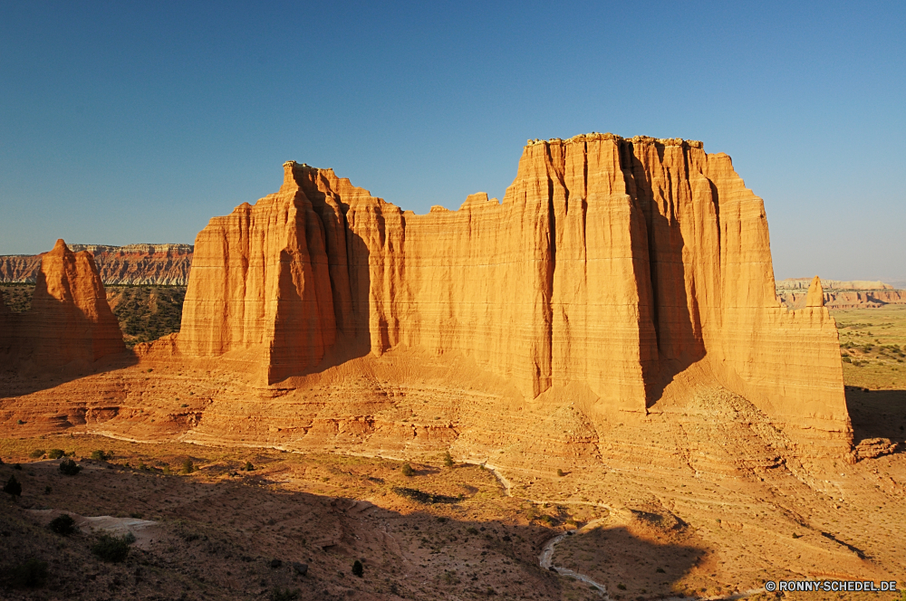 Capitol Reef National Park - Cathedral Valley Lineal Wüste Fels Backstein Baumaterial Reisen Landschaft Stein Sand Park Sandstein Schlucht Himmel Berg nationalen Tal Tourismus Grab Wildnis Denkmal Formationen natürliche Antike Klippe Wolken Urlaub im freien Geschichte Wahrzeichen Felsen Bögen Südwesten Berge im freien Landschaften Aushöhlung landschaftlich Bildung Hügel Ruine alt berühmte trocken Butte Orange Szenerie Ehrfurcht Arid Westen geologische Geologie Vergangenheit Architektur Panorama Reise Tourist historische Osten Gebäude Tag Grab Klippen Bereich Kultur Mesa Ruine Bogen sonnig Boden Platz historischen friedliche Turm Mauer Sonne Archäologie Bereich Hügel majestätisch Tempel Mitte Pyramide Steine Sommer Land Sonnenuntergang Himmel s Aussicht westliche Staaten Spitze Baum heiß Stadt gelb ruhige Schlucht ruler desert rock brick building material travel landscape stone sand park sandstone canyon sky mountain national valley tourism grave wilderness monument formations natural ancient cliff clouds vacation outdoors history landmark rocks arches southwest mountains outdoor scenics erosion scenic formation hill ruin old famous dry butte orange scenery awe arid west geological geology past architecture panoramic journey tourist historical east building day tomb cliffs area culture mesa ruins arch sunny soil place historic peaceful tower wall sun archeology range hills majestic temple middle pyramid stones summer land sunset sky s vista western states peak tree hot city yellow tranquil ravine