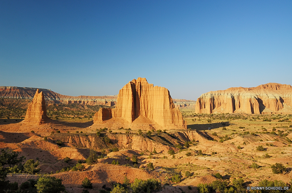 Capitol Reef National Park - Cathedral Valley Schlucht Wüste Fels Sandstein Park Reisen Tal Landschaft nationalen Stein Sand Berg Schlucht Himmel Tourismus Formationen Aushöhlung Bildung natürliche Wildnis Bögen Klippe im freien landschaftlich Südwesten Denkmal Geologie Urlaub Lineal Backstein im freien Felsen Wolken Westen natürliche depression geologische Berge Wahrzeichen Orange Butte Baumaterial Tourist Ehrfurcht Antike Szenerie Schloss Landschaften Land berühmte Festung Arid westliche alt Geschichte trocken Mesa Sonnenuntergang Panorama Gebäude Baum Bereich Fluss Bogen Nationalpark Wandern Architektur Hügel Sommer Himmel s Klippen Ruine Land Aussicht majestätisch Reise Boden Bereich friedliche Umgebung Verwurzelung Ruine Hügel Grand Staaten Kultur Pyramide Abenteuer Erde historische Süden Platz historischen ruhige Horizont canyon desert rock sandstone park travel valley landscape national stone sand mountain ravine sky tourism formations erosion formation natural wilderness arches cliff outdoors scenic southwest monument geology vacation ruler brick outdoor rocks clouds west natural depression geological mountains landmark orange butte building material tourist awe ancient scenery castle scenics land famous fortress arid western old history dry mesa sunset panoramic building tree area river arch national park hiking architecture hill summer sky s cliffs ruin country vista majestic trip soil range peaceful environment desolate ruins hills grand states culture pyramid adventure earth historical south place historic tranquil horizon