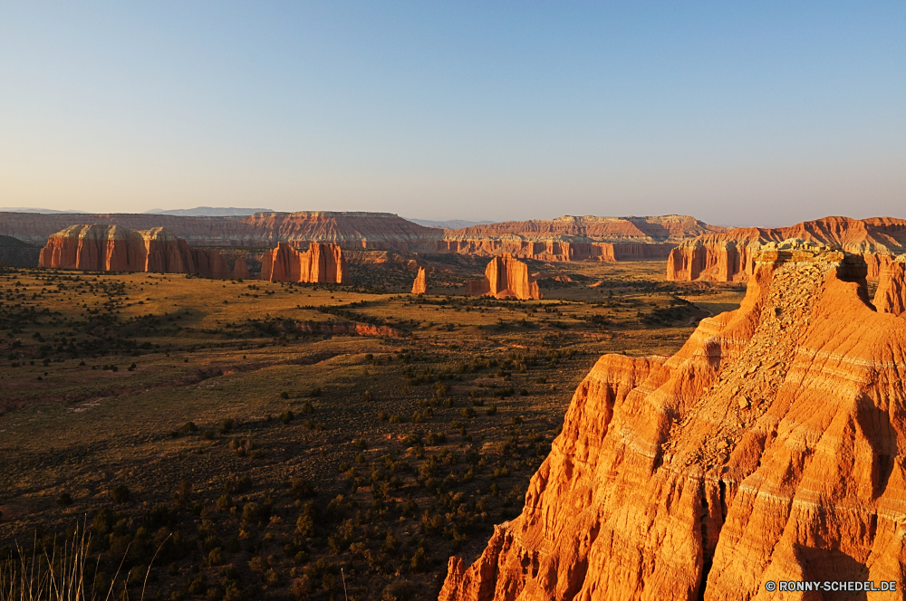 Capitol Reef National Park - Cathedral Valley Schlucht Schlucht Tal Wüste Fels Landschaft Park natürliche depression Berg nationalen Reisen Aushöhlung Himmel Berge Sand Klippe Südwesten Stein landschaftlich Geologie Wolken Felge Grand Orange Wandern im freien im freien Tourismus Urlaub Felsen Westen Wahrzeichen geologische Sandstein Abenteuer Baum Tourist Wunder Fluss Mesa Formationen Szenerie Bögen Bildung natürliche Wildnis Welt Süden Sonnenuntergang trocken Aussicht Nationalpark Klippen Landschaften Sonne Horizont Gelände westliche Wolke Sommer Erde Backstein Ehrfurcht Arid Denkmal Wasser gelb Verwurzelung Sturm zeigen Baumaterial Land geologische formation Straße canyon ravine valley desert rock landscape park natural depression mountain national travel erosion sky mountains sand cliff southwest stone scenic geology clouds rim grand orange hiking outdoors outdoor tourism vacation rocks west landmark geological sandstone adventure tree tourist wonder river mesa formations scenery arches formation natural wilderness world south sunset dry vista national park cliffs scenics sun horizon terrain western cloud summer earth brick awe arid monument water yellow desolate storm point building material land geological formation road