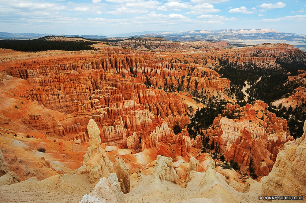 Bryce Canyon National Park Schlucht Schlucht Tal Park natürliche depression nationalen Fels Aushöhlung Wüste Landschaft Reisen Geologie landschaftlich Berg Stein Sand Berge Sandstein Felsen Wahrzeichen Südwesten Orange Tourismus im freien Felge Grand Himmel Wolken Wandern Abenteuer Klippe im freien Baum Urlaub Formationen Tourist Wunder Fluss Bildung Aussicht Hoodoos geologische Gelände Szenerie Mesa Westen Hoodoo natürliche zeigen bunte Amphitheater Süden Nationalpark Backstein Landschaften einzigartige Wanderung Welt Wildnis Formen Szene Klippen Arid Baumaterial Wolke trocken Erde Umgebung Plateau geologische Prima Sommer Extreme Farbe Sonnenaufgang Sonnenuntergang geologische formation Licht Kiefer außerhalb Reise Ziel Schnee Turmspitzen Felsformation Wanderweg majestätisch entfernten Winter berühmte Farben canyon ravine valley park natural depression national rock erosion desert landscape travel geology scenic mountain stone sand mountains sandstone rocks landmark southwest orange tourism outdoors rim grand sky clouds hiking adventure cliff outdoor tree vacation formations tourist wonder river formation vista hoodoos geological terrain scenery mesa west hoodoo natural point colorful amphitheater south national park brick scenics unique hike world wilderness shapes scene cliffs arid building material cloud dry earth environment plateau geologic awesome summer extreme color sunrise sunset geological formation light pine outside trip destination snow spires rock formation trail majestic remote winter famous colors