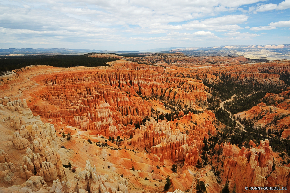 Bryce Canyon National Park Schlucht Schlucht Tal natürliche depression Fels Park nationalen Landschaft Aushöhlung Wüste Berg Reisen Geologie Berge landschaftlich Stein Grand Sand im freien Felge Wahrzeichen Südwesten Orange Himmel Felsen im freien Tourismus Klippe Wandern Urlaub Abenteuer Tourist Wolken Fluss Baum Sandstein Bildung Wunder Westen geologische Szenerie Mesa Aussicht natürliche Welt Süden Formationen Gelände bunte Nationalpark Szene Hoodoos zeigen Wolke trocken Klippen Sonnenuntergang Arid Umgebung Erde Hoodoo Wanderung Wildnis Licht Amphitheater Landschaften außerhalb einzigartige Ziel Sommer Farbe Grand canyon geologische Plateau Prima felsigen Formen friedliche Ruhe Horizont Schnee Bäume canyon ravine valley natural depression rock park national landscape erosion desert mountain travel geology mountains scenic stone grand sand outdoors rim landmark southwest orange sky rocks outdoor tourism cliff hiking vacation adventure tourist clouds river tree sandstone formation wonder west geological scenery mesa vista natural world south formations terrain colorful national park scene hoodoos point cloud dry cliffs sunset arid environment earth hoodoo hike wilderness light amphitheater scenics outside unique destination summer color grand canyon geologic plateau awesome rocky shapes peaceful calm horizon snow trees