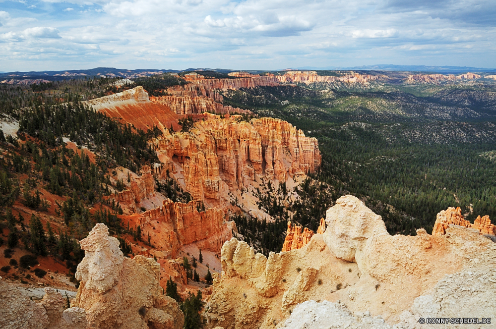 Bryce Canyon National Park Schlucht Schlucht Tal natürliche depression Fels Park Wüste nationalen Aushöhlung Landschaft Geologie Reisen Berge Berg Felsen Stein landschaftlich Sandstein Himmel Klippe Orange Sand Wahrzeichen Tourismus im freien Wandern Südwesten im freien Bildung Urlaub geologische Felge Abenteuer Grand Baum Wolken Formationen Szenerie Aussicht Tourist Westen Wunder Mesa Gelände Wildnis einzigartige Fluss Hoodoo Erde Klippen natürliche bunte Nationalpark Welt Formen Hoodoos Landschaften geologische formation Bäume Szene Reise Süden Farbe Arid Wanderung Sommer Extreme zeigen Wolke Cliff-Wohnung trocken gelb Amphitheater Wanderweg Ziel Umgebung Plateau ungewöhnliche felsigen Winter Kiefer Steine Wohnung Boden canyon ravine valley natural depression rock park desert national erosion landscape geology travel mountains mountain rocks stone scenic sandstone sky cliff orange sand landmark tourism outdoors hiking southwest outdoor formation vacation geological rim adventure grand tree clouds formations scenery vista tourist west wonder mesa terrain wilderness unique river hoodoo earth cliffs natural colorful national park world shapes hoodoos scenics geological formation trees scene trip south color arid hike summer extreme point cloud cliff dwelling dry yellow amphitheater trail destination environment plateau unusual rocky winter pine stones dwelling soil