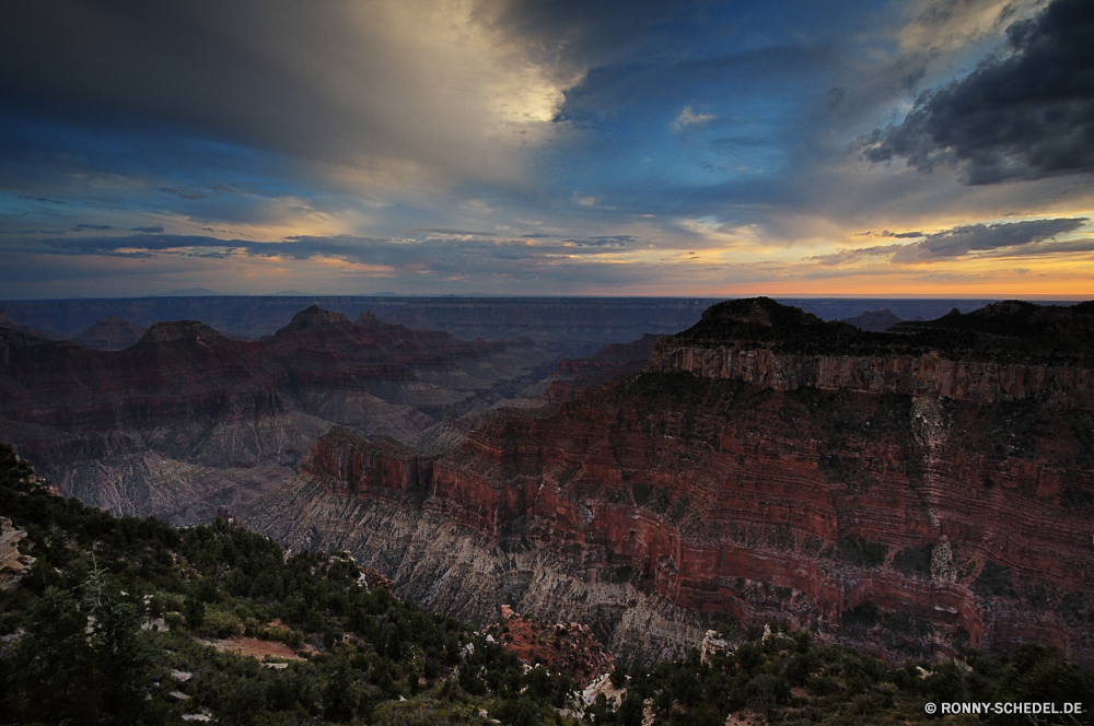 Grand Canyon National Park - North Rim Schlucht Schlucht Tal Landschaft Berg natürliche depression Wüste Fels Felge Park Klippe nationalen Berge Reisen Grand landschaftlich Himmel Wolken Geologie Aushöhlung Südwesten Tourismus Felsen Stein Sand im freien Westen Fluss Baum Wandern Mesa Wahrzeichen Orange Urlaub im freien Abenteuer Wunder geologische Tourist Welt Süden Bereich Sandstein Szenerie Wildnis Bildung Sonnenuntergang Wolke geologische formation trocken Aussicht Spitze natürliche Bäume Arid felsigen Sonnenaufgang Gelände Wald Licht Szene Sturm gelb Hochland Wasser friedliche Horizont Gras Herbst canyon ravine valley landscape mountain natural depression desert rock rim park cliff national mountains travel grand scenic sky clouds geology erosion southwest tourism rocks stone sand outdoors west river tree hiking mesa landmark orange vacation outdoor adventure wonder geological tourist world south range sandstone scenery wilderness formation sunset cloud geological formation dry vista peak natural trees arid rocky sunrise terrain forest light scene storm yellow highland water peaceful horizon grass autumn