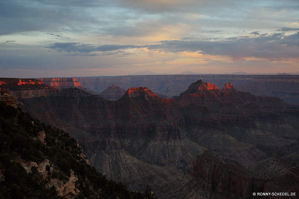 Grand Canyon National Park - North Rim Schlucht Berg Tal Landschaft Berge Schlucht Fels Klippe Wüste Himmel Reisen Park nationalen landschaftlich Tourismus Felge Bereich Grand natürliche depression im freien Felsen Wolken Fluss geologische formation Stein Hochland Geologie Aushöhlung Wandern Sand Urlaub Wahrzeichen Baum Orange Abenteuer Tourist Südwesten Wunder Westen im freien geologische Mesa Vulkan Welt Szenerie Süden Krater natürliche Höhe Wolke Sonnenuntergang Sonne Bäume Wald Hügel Schnee Spitze Wasser Sonnenaufgang Szene felsigen Linie Land Wildnis Licht Horizont Gelände Aussicht Gras bunte Herbst Bildung trocken Wild hoch Sommer Panorama Insel gelb Wetter Farbe Vorgebirge canyon mountain valley landscape mountains ravine rock cliff desert sky travel park national scenic tourism rim range grand natural depression outdoors rocks clouds river geological formation stone highland geology erosion hiking sand vacation landmark tree orange adventure tourist southwest wonder west outdoor geological mesa volcano world scenery south crater natural elevation cloud sunset sun trees forest hill snow peak water sunrise scene rocky line land wilderness light horizon terrain vista grass colorful autumn formation dry wild high summer panorama island yellow weather color promontory