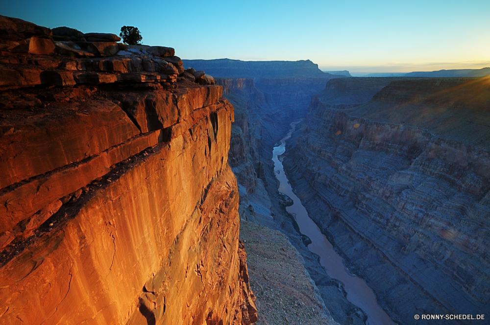 Grand Canyon Toroweap Point Schlucht Schlucht Tal natürliche depression Fels Klippe Park Landschaft Wüste nationalen Aushöhlung Reisen Berg landschaftlich Geologie Himmel Berge Stein Grand Südwesten Sand Felsen Felge Tourismus im freien Wandern Wolken Fluss Wahrzeichen Tourist Westen Orange Sandstein Urlaub im freien Wunder geologische Abenteuer Baum Bildung Szenerie Mesa geologische formation Süden natürliche Aussicht Welt Formationen trocken Wildnis Klippen Gelände Landschaften Nationalpark Sonnenuntergang Arid Wolke Ziel Sommer westliche Wanderweg Wasser hoch bunte robuste Szene majestätisch zeigen Panorama Reise Sonne Straße canyon ravine valley natural depression rock cliff park landscape desert national erosion travel mountain scenic geology sky mountains stone grand southwest sand rocks rim tourism outdoors hiking clouds river landmark tourist west orange sandstone vacation outdoor wonder geological adventure tree formation scenery mesa geological formation south natural vista world formations dry wilderness cliffs terrain scenics national park sunset arid cloud destination summer western trail water high colorful rugged scene majestic point panorama trip sun road