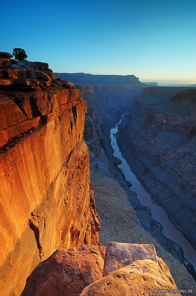 Grand Canyon Toroweap Point Schlucht Schlucht Tal natürliche depression Fels Landschaft Park nationalen Wüste Aushöhlung Geologie Klippe Berg Reisen landschaftlich Berge Stein Grand Felge Südwesten Felsen Sand Himmel Wahrzeichen Fluss Orange Wandern Tourismus Wolken im freien Tourist im freien Urlaub Abenteuer geologische Wunder Westen Baum Mesa Welt Szenerie Sandstein Süden Bildung Aussicht natürliche Gelände trocken geologische formation Formationen Klippen Wasser Wildnis Sonnenuntergang Landschaften Szene bunte felsigen Wolke Erde Arid hoch zeigen Grand canyon Wanderweg majestätisch Licht friedliche Sonne Straße canyon ravine valley natural depression rock landscape park national desert erosion geology cliff mountain travel scenic mountains stone grand rim southwest rocks sand sky landmark river orange hiking tourism clouds outdoors tourist outdoor vacation adventure geological wonder west tree mesa world scenery sandstone south formation vista natural terrain dry geological formation formations cliffs water wilderness sunset scenics scene colorful rocky cloud earth arid high point grand canyon trail majestic light peaceful sun road