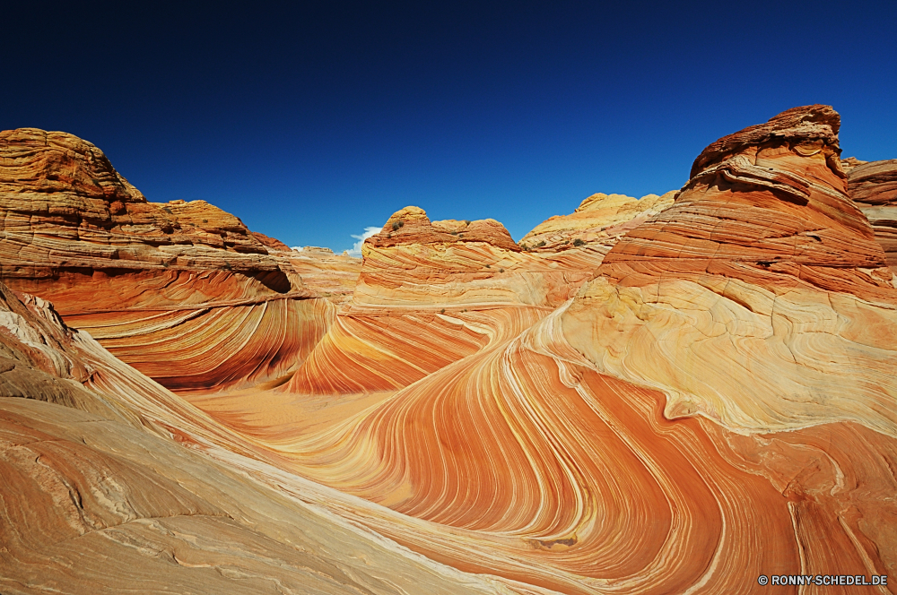 The Wave Schlucht Schlucht Tal Sand Wüste natürliche depression Fels Sandstein Boden Landschaft Erde Park Reisen nationalen Orange Geologie Stein Aushöhlung trocken natürliche Himmel Welle Berge Muster landschaftlich Formationen Licht Südwesten Textur gelb Farbe Arid Klippe im freien Berg Tourismus Kurve Felsen heiß Szenerie Urlaub Wildnis Düne Denkmal im freien bunte Sonne Sommer Sonnenuntergang geologische Abenteuer Kunst generiert Fantasie Darm-Trakt Steckplatz Bildung Weizen Gemüse Wandern Baum einzigartige Essen futuristische Form Grafik Antilope Knoblauch Klippen Bewegung Energie Hügel Rauch Fraktal Hintergründe Wirkung ruhige canyon ravine valley sand desert natural depression rock sandstone soil landscape earth park travel national orange geology stone erosion dry natural sky wave mountains pattern scenic formations light southwest texture yellow color arid cliff outdoor mountain tourism curve rocks hot scenery vacation wilderness dune monument outdoors colorful sun summer sunset geological adventure art generated fantasy tract slot formation wheat vegetable hiking tree unique food futuristic shape graphic antelope garlic cliffs motion energy hill smoke fractal backgrounds effect tranquil