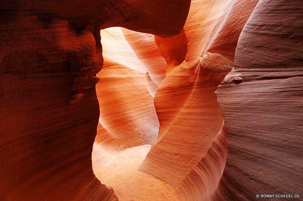 Upper and Lower Antalope Canyon Schlucht Schlucht Tal natürliche depression Sandstein Fels Sand Wüste Antilope Orange Stein Höhle Steckplatz Geologie Aushöhlung Seite Südwesten Textur Landschaft Licht Muster gelb Farbe erodiert Reisen Welle natürliche in der Nähe bunte im freien landschaftlich trocken niedrigere schmale Tourismus Kurve Höhle Arid Bildung Mysterium Land Felsen Mauer Park befindet sich Schatten Formationen geologische alt einzigartige Abenteuer nationalen obere Braun felsigen Erde Wirkung Sonne Schließen Antilope canyon fotografiert die meisten Antike geheimnisvolle Wandern im freien heiß glühend Detail canyon ravine valley natural depression sandstone rock sand desert antelope orange stone cave slot geology erosion page southwest texture landscape light pattern yellow color eroded travel wave natural near colorful outdoors scenic dry lower narrow tourism curve cavern arid formation mystery land rocks wall park located shadow formations geological old unique adventure national upper brown rocky earth effect sun close antelope canyon photographed most ancient mysterious hiking outdoor hot glowing detail