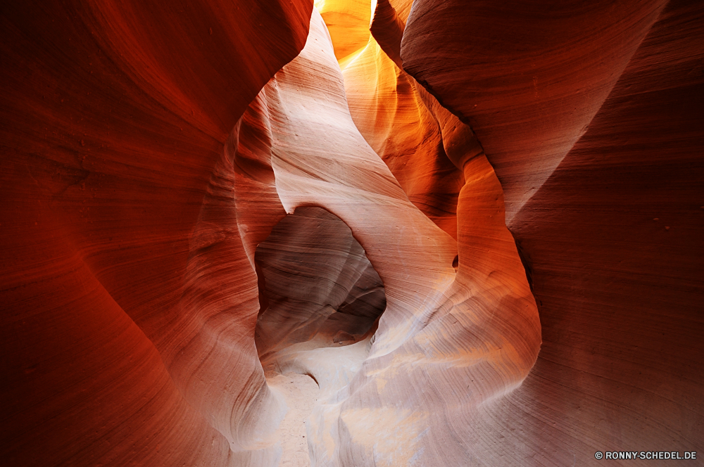 Upper and Lower Antalope Canyon Schlucht Schlucht Tal natürliche depression Antilope Sandstein Fels Steckplatz Sand Wüste Licht Aushöhlung Orange Höhle Stein Geologie Seite Südwesten Textur Muster Farbe Welle bunte gelb erodiert Kurve Wirkung Landschaft dunkel in der Nähe Flamme Reisen niedrigere glühend künstlerische Fraktal Bewegung Mysterium natürliche Digital schmale geologische futuristische Grafik trocken Strömung Form Höhle glatte Bildung Tourismus Gestaltung Kunst heiß obere Arid Hintergrund landschaftlich im freien einzigartige glänzend generiert Windung Element Antilope canyon schwarz Land weiche Stil befindet sich Formationen Detail Farben hell Raum dynamische Bewegung Abstraktion Energie macht Kreativität Fantasie Schatten Sonne texturierte Render felsigen Mauer tief Weichzeichnen Form Wärme Hintergründe Linien moderne canyon ravine valley natural depression antelope sandstone rock slot sand desert light erosion orange cave stone geology page southwest texture pattern color wave colorful yellow eroded curve effect landscape dark near flame travel lower glowing artistic fractal motion mystery natural digital narrow geological futuristic graphic dry flow shape cavern smooth formation tourism design art hot upper arid backdrop scenic outdoors unique shiny generated swirl element antelope canyon black land soft style located formations detail colors bright space dynamic movement abstraction energy power creativity fantasy shadow sun textured render rocky wall deep blur form heat backgrounds lines modern