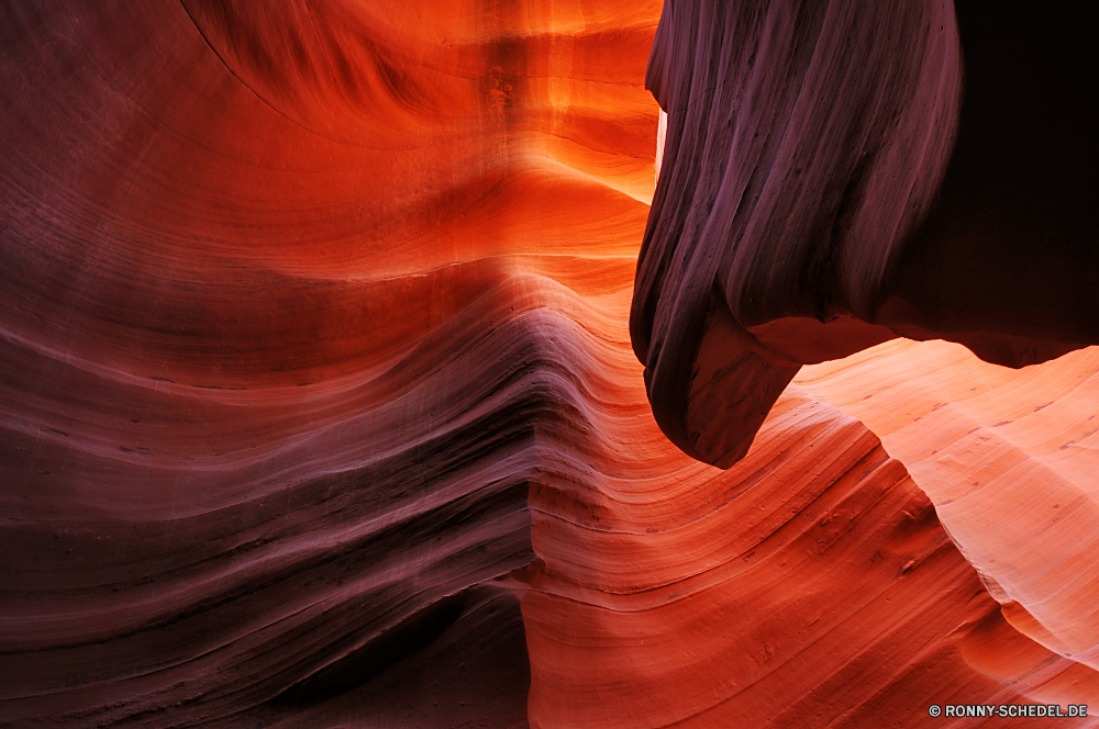 Upper and Lower Antalope Canyon Schlucht Schlucht Tal natürliche depression Antilope Licht Muster Orange Kurve Steckplatz Farbe Fels Textur Sand Digital Sandstein Welle bunte Fraktal künstlerische Wüste Aushöhlung Seite Grafik Gestaltung Höhle Wirkung Bewegung Geologie Stein dunkel Abstraktion fließende gelb Element Form Kunst glatte erodiert Tapete Landschaft generiert Strömung glühend Windung Theater Vorhang futuristische Bewegung niedrigere Südwesten Linien in der Nähe Texturen Weichzeichnen Form geologische Fantasie natürliche Detail Kreativität Vorhang weiche hell Kontrast moderne Energie heiß Reisen schmale Schutzüberzug Arid Farben Mysterium Faser malte Stoff Flamme Grunge trocken Glühen schwarz Hintergründe Formationen Sonne Streifen Computer Mischung Schicht Dekoration Render Linie Raum dekorative Blind Stil malen Antilope canyon Höhle faserig obere texturierte Bildung Mauer beleuchtete dynamische Zusammensetzung Schließen Wärme glänzend Moskito-Netz landschaftlich canyon ravine valley natural depression antelope light pattern orange curve slot color rock texture sand digital sandstone wave colorful fractal artistic desert erosion page graphic design cave effect motion geology stone dark abstraction flowing yellow element shape art smooth eroded wallpaper landscape generated flow glowing swirl theater curtain futuristic movement lower southwest lines near textures blur form geological fantasy natural detail creativity curtain soft bright contrast modern energy hot travel narrow protective covering arid colors mystery fiber painted fabric flame grunge dry glow black backgrounds formations sun streak computer blend layer decoration render line space decorative blind style paint antelope canyon cavern fibrous upper textured formation wall illuminated dynamic composition close heat shiny mosquito net scenic