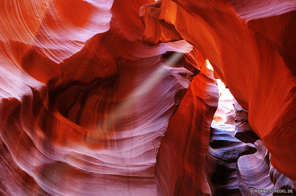 Upper and Lower Antalope Canyon Schlucht Schlucht Mönch Tal natürliche depression Antilope Orange Licht Steckplatz Fels Sand Sandstein Wüste Höhle Farbe Seite Aushöhlung Stein gelb künstlerische Geologie bunte erodiert Landschaft Mysterium Kunst Porträt Kurve Welle glühend ziemlich attraktive niedrigere Textur Südwesten Muster Flamme Wirkung dunkel schwarz Grafik Modell Menschen Gesicht obere Reisen Erwachsener Person in der Nähe tief Gestaltung natürliche Höhle geologische Haare Digital Religion glänzend Arid Bildung Schlafsack dynamische Mode traditionelle im freien Tourismus Wärme Fraktal Sonne wunderschöne Kleid futuristische Farben canyon ravine monk valley natural depression antelope orange light slot rock sand sandstone desert cave color page erosion stone yellow artistic geology colorful eroded landscape mystery art portrait curve wave glowing pretty attractive lower texture southwest pattern flame effect dark black graphic model people face upper travel adult person near deep design natural cavern geological hair digital religion shiny arid formation sleeping bag dynamic fashion traditional outdoors tourism heat fractal sun gorgeous dress futuristic colors