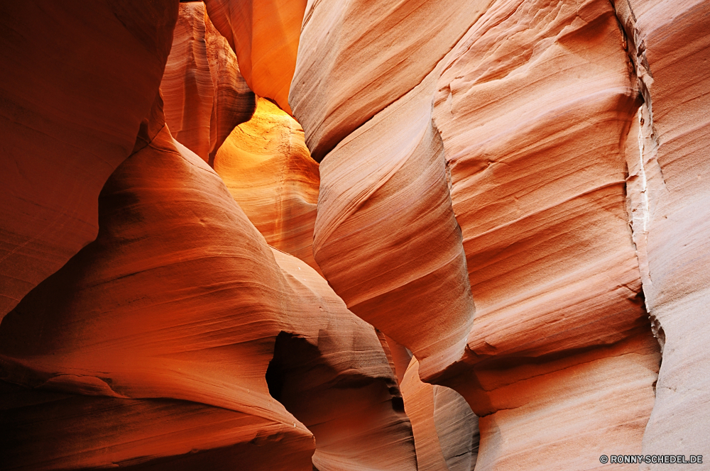 Upper and Lower Antalope Canyon Schlucht Schlucht Tal natürliche depression Antilope Orange Sandstein Sand Fels Steckplatz Wüste Licht Aushöhlung Höhle Stein Textur Farbe Geologie Seite Muster Südwesten gelb bunte Landschaft Welle erodiert Kurve natürliche künstlerische Reisen in der Nähe niedrigere schmale Wirkung Mysterium geologische Bildung Grafik Gestaltung trocken glühend glatte Arid dunkel texturierte Sonne Höhle Tapete Farben Digital einzigartige Kunst Flamme Mauer Fraktal Tourismus Antilope canyon obere Schatten Formationen im freien Form landschaftlich Texturen Bewegung hell Land heiß futuristische Hintergründe befindet sich Detail glänzend tief Strömung Hintergrund Stil Runde Schicht Schichten dynamische Wärme generiert Windung weiche Linien canyon ravine valley natural depression antelope orange sandstone sand rock slot desert light erosion cave stone texture color geology page pattern southwest yellow colorful landscape wave eroded curve natural artistic travel near lower narrow effect mystery geological formation graphic design dry glowing smooth arid dark textured sun cavern wallpaper colors digital unique art flame wall fractal tourism antelope canyon upper shadow formations outdoors shape scenic textures motion bright land hot futuristic backgrounds located detail shiny deep flow backdrop style round layer layers dynamic heat generated swirl soft lines