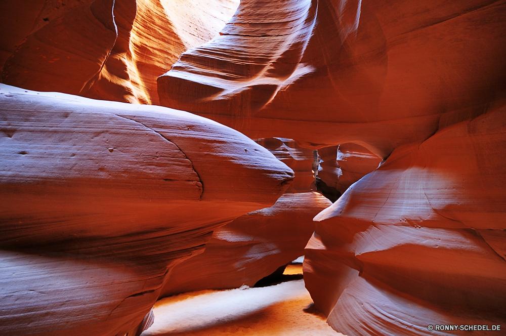 Upper and Lower Antalope Canyon Regenschirm Sonnenschirm Baldachin Schlucht Obdach Orange Licht Farbe Sand Schutzüberzug gelb Raum Seite Textur Antilope bunte Digital Steckplatz Gestaltung Muster Welle Fels Wüste Stein Kurve Höhle Sandstein Geologie künstlerische Aushöhlung Tapete Bewegung natürliche Reisen futuristische Stil Grafiken erodiert Südwesten in der Nähe Hintergrund Bespannung Linie Kunst Fraktal Osmanische Sitz Schlucht Grafik Element Fantasie Landschaft Sonne Dekoration Render dynamische Möbel hell Wirkung Linien Arid Tal glänzend Formen Flamme Energie trocken Erde Schließen niedrigere Papier schwarz moderne Blütenblatt dekorative im freien Form Land Windung Braun glatte stilvolle Wissenschaft umbrella parasol canopy canyon shelter orange light color sand protective covering yellow space page texture antelope colorful digital slot design pattern wave rock desert stone curve cave sandstone geology artistic erosion wallpaper motion natural travel futuristic style graphics eroded southwest near backdrop covering line art fractal ottoman seat ravine graphic element fantasy landscape sun decoration render dynamic furniture bright effect lines arid valley shiny shapes flame energy dry earth close lower paper black modern petal decorative outdoors shape land swirl brown smooth stylish science