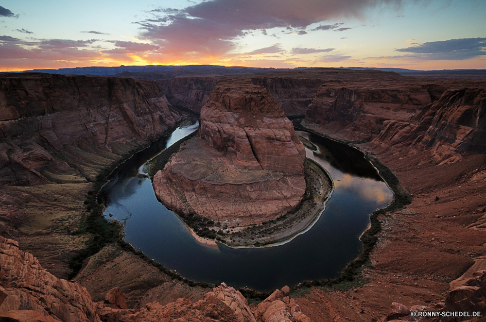 Horseshoe Bend Krater natürliche depression geologische formation Landschaft Fels Schlucht Berg Himmel Reisen Wüste Berge Park Sand Tal landschaftlich nationalen Tourismus Felsen Stein Klippe Wolken im freien Wolke Wasser Grand Fluss Sonnenuntergang im freien Geologie Wandern Urlaub Sonnenaufgang Südwesten Aushöhlung Westen Szenerie Horizont Baum Spitze Sommer See Tourist Boden natürliche Sandstein Wildnis Abenteuer Orange Hügel Szene Land Felge Straße Erde Sonne Schnee Landschaften Mesa geologische Bildung Extreme Schlucht Bereich Wahrzeichen felsigen majestätisch Bereich Umgebung Arid Gelände Licht hoch Meer Urlaub Süden Farbe Wetter Küste gelb Gras bunte Tag Wunder sonnig trocken ruhige am Morgen Sonnenlicht Welt crater natural depression geological formation landscape rock canyon mountain sky travel desert mountains park sand valley scenic national tourism rocks stone cliff clouds outdoors cloud water grand river sunset outdoor geology hiking vacation sunrise southwest erosion west scenery horizon tree peak summer lake tourist soil natural sandstone wilderness adventure orange hill scene land rim road earth sun snow scenics mesa geological formation extreme ravine range landmark rocky majestic area environment arid terrain light high sea vacations south color weather coast yellow grass colorful day wonder sunny dry tranquil morning sunlight world