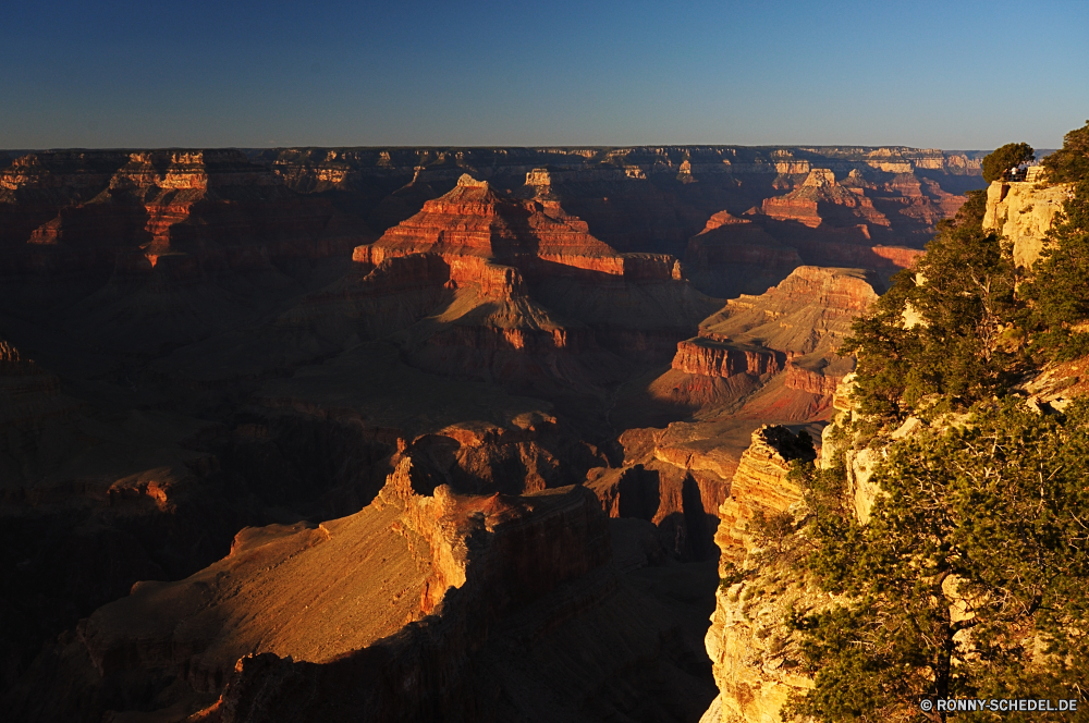 Grand Canyon National Park - South Rim Schlucht Schlucht Tal Felge natürliche depression Landschaft Berg Fels Wüste Grand nationalen Park Aushöhlung Berge landschaftlich Geologie Reisen Klippe Felsen Südwesten Sand Westen Tourismus Himmel Wandern geologische Orange Fluss Wahrzeichen Stein Mesa Wolken im freien Abenteuer Urlaub Baum Wunder im freien Tourist Süden Welt Sonnenuntergang Szenerie Sonnenaufgang Wildnis Aussicht natürliche Bildung Gelände zeigen Sonne trocken Nationalpark Wolke Bereich gelb Horizont Grand canyon Arid felsigen Licht Klippen Wild Sandstein majestätisch Landschaften Bereich Dämmerung bunte canyon ravine valley rim natural depression landscape mountain rock desert grand national park erosion mountains scenic geology travel cliff rocks southwest sand west tourism sky hiking geological orange river landmark stone mesa clouds outdoor adventure vacation tree wonder outdoors tourist south world sunset scenery sunrise wilderness vista natural formation terrain point sun dry national park cloud range yellow horizon grand canyon arid rocky light cliffs wild sandstone majestic scenics area dusk colorful