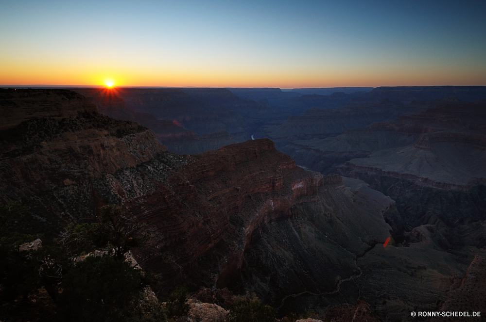 Grand Canyon National Park - South Rim Berg Vulkan Landschaft natürliche Höhe Himmel Berge geologische formation Fels Sonnenuntergang Reisen landschaftlich Sonne Wolken Schlucht Tal Klippe Sonnenaufgang Wüste Tourismus Park Felsen im freien Stein Sand nationalen im freien Bereich Szenerie Felge Urlaub Geologie Wandern Orange Baum Fluss Aushöhlung Wolke Abenteuer Morgenröte Hochland Entwicklung des ländlichen Südwesten Grand Szene Westen Tourist geologische Sommer Dämmerung Hügel Wasser Meer natürliche Licht Mesa Horizont Gras Vorgebirge 'Nabend Sterne Wunder am Morgen Wahrzeichen Spitze Welt sonnig felsigen Umgebung Ozean hoch Süden See Saison Wetter Himmelskörper Insel Landschaft Schlucht Sonnenlicht Hügel dramatische Sturm bewölkt Feld Küste Farbe vulkanische Mount Herbst Landschaften bunte Urlaub trocken Land gelb Wild Landschaften Gelände Küste Berg-Zelt Panorama Pflanze Strand Land Straße Schnee Zelt Tag mountain volcano landscape natural elevation sky mountains geological formation rock sunset travel scenic sun clouds canyon valley cliff sunrise desert tourism park rocks outdoor stone sand national outdoors range scenery rim vacation geology hiking orange tree river erosion cloud adventure dawn highland rural southwest grand scene west tourist geological summer dusk hill water sea natural light mesa horizon grass promontory evening star wonder morning landmark peak world sunny rocky environment ocean high south lake season weather celestial body island countryside ravine sunlight hills dramatic storm cloudy field coast color volcanic mount autumn scenics colorful vacations dry country yellow wild landscapes terrain coastal mountain tent panorama plant beach land road snow tent day