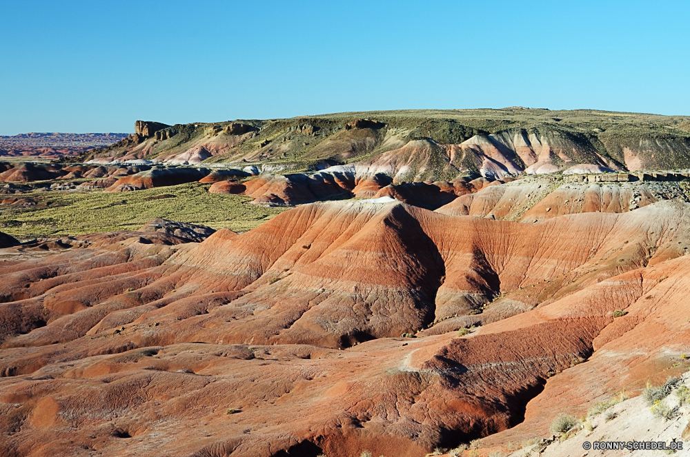 Petrified Forest National Park Sand Wüste Schlucht Düne Landschaft Fels Tal Berg Boden nationalen Himmel Park Reisen trocken Stein Schlucht Erde Berge Sandstein Arid Klippe im freien Orange Wildnis landschaftlich Aushöhlung Tourismus Sonne Hügel natürliche Geologie im freien Land Horizont Felsen Wärme Sommer Extreme gelb Bildung Gelände Szenerie Landschaften Bereich Klima natürliche depression Wolken heiß Bereich niemand Umgebung Formationen Klippen Südwesten Hügel Westen Urlaub Abenteuer Wolke entfernten Farbe Panorama Wild Denkmal Straße geologische Toten Spitze Baum Tag Dünen Dürre geologische formation majestätisch Antike Schmutz Braun Sonnenlicht Boden bunte Staub sonnig Wanderweg Staaten Wandern einzigartige horizontale Grat Erholung sand desert canyon dune landscape rock valley mountain soil national sky park travel dry stone ravine earth mountains sandstone arid cliff outdoors orange wilderness scenic erosion tourism sun hill natural geology outdoor land horizon rocks heat summer extreme yellow formation terrain scenery scenics area climate natural depression clouds hot range nobody environment formations cliffs southwest hills west vacation adventure cloud remote color panoramic wild monument road geological dead peak tree day dunes drought geological formation majestic ancient dirt brown sunlight ground colorful dust sunny trail states hiking unique horizontal ridge recreation