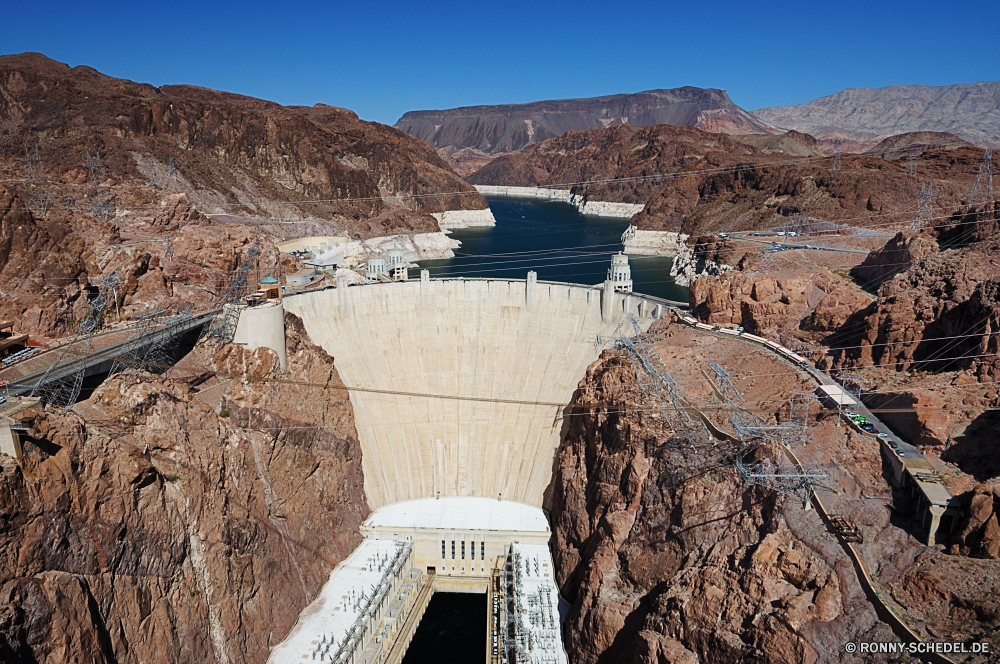 Hoover Dam Dam Barrier Obstruktion Struktur Berge Fels Schlucht Berg Landschaft Reisen Wüste Stein Park nationalen Klippe Himmel Tourismus landschaftlich Tal Felsen Fluss Felge Urlaub im freien Wolken Sand Wandern Tourist Wahrzeichen im freien Geologie Grand Abenteuer Baum Aushöhlung Wunder Westen Wasser Orange Mesa See Südwesten Welt Süden geologische Sandstein Szenerie Bereich Sonne Insel Norden Wolke Hügel Landschaften Panorama berühmte Umgebung Straße Schnee Spitze majestätisch in der Nähe Wildnis natürliche Gebäude Sommer Meer Architektur dam barrier obstruction structure mountains rock canyon mountain landscape travel desert stone park national cliff sky tourism scenic valley rocks river rim vacation outdoors clouds sand hiking tourist landmark outdoor geology grand adventure tree erosion wonder west water orange mesa lake southwest world south geological sandstone scenery range sun island north cloud hill scenics panorama famous environment road snow peak majestic near wilderness natural building summer sea architecture