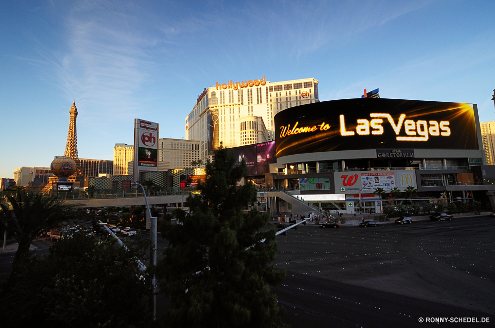 Las Vegas Stadt Geschäftsviertel Stadtansicht Architektur Gebäude Urban Nacht Skyline Gebäude Reisen Schild Turm Wahrzeichen Innenstadt Stadt Fluss Himmel Struktur Wolkenkratzer Straße Brücke Tourismus Plakat Landschaft moderne Licht Büro Anzeiger Wasser Auto Zentrum Szene Haus groß Wolkenkratzer hoch Ziel Urlaub Geschäft Straße Hauptstadt Kreuzung Neu Landkreis Verkehr landschaftlich Brett Sonnenuntergang Hafen Dämmerung 'Nabend Lichter Kirche Bau alt Park Panorama Schulbus Boot berühmte Wolken Tourist dunkel Urlaub Theater Attraktion England Güterwagen aussenansicht finanzielle Kino Autobahn Panorama Hotel beleuchtete sonnig Bucht am Wasser Reflexion Bus Metropolitan Metropole Häuser Tour Dach Vereinigte kommerzielle Universität Fahrzeug Geschichte Bäume bunte Luftbild Kultur Radfahrzeug Wohnung im freien Schiff Vermittlung Sonne Tag Glas city business district cityscape architecture building urban night skyline buildings travel signboard tower landmark downtown town river sky structure skyscraper street bridge tourism billboard landscape modern light office scoreboard water car center scene house tall skyscrapers high destination vacation business road capital intersection new district traffic scenic board sunset harbor dusk evening lights church construction old park panorama school bus boat famous clouds tourist dark holiday theater attraction england freight car exterior financial cinema highway panoramic hotel illuminated sunny bay waterfront reflection bus metropolitan metropolis houses tour roof united commercial university vehicle history trees colorful aerial culture wheeled vehicle apartment outdoor ship conveyance sun day glass