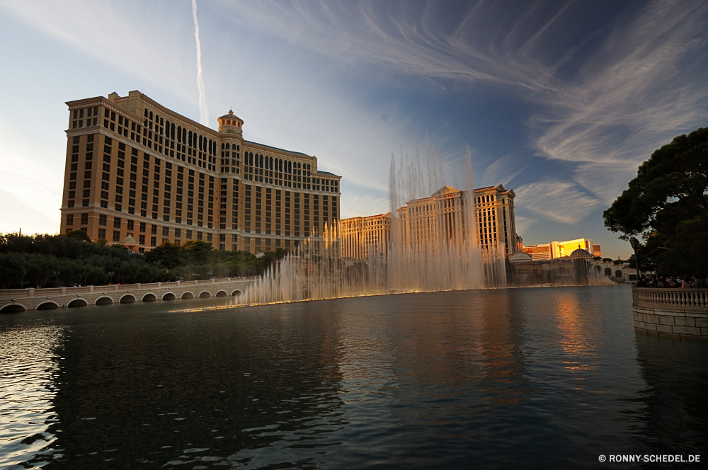 Las Vegas Anlegestelle Unterstützung Gerät Stadt Fluss Brücke Architektur Gebäude Urban Stadtansicht Wasser Nacht Reisen Skyline am Wasser Wahrzeichen Himmel Tourismus Gebäude Palast Reflexion Turm Innenstadt Wolkenkratzer Struktur Haus Stadt Hauptstadt berühmte 'Nabend Licht Landschaft Tourist Parlament England Boot Szene Residenz Wolkenkratzer Sonnenuntergang moderne Wolken Büro Dämmerung Lichter alt Hafen Geschäft Kultur Metropole Dämmerung Bucht Hängebrücke dunkel Geschichte Tour Uhr Zentrum Urlaub Straße historischen Sommer Urlaub Regierung Landkreis Wolke Attraktion Vereinigte Bau Platz Neu Tag Königreich Hafen historische im freien aussenansicht See pier support device city river bridge architecture building urban cityscape water night travel skyline waterfront landmark sky tourism buildings palace reflection tower downtown skyscraper structure house town capital famous evening light landscape tourist parliament england boat scene residence skyscrapers sunset modern clouds office dusk lights old harbor business culture metropolis twilight bay suspension bridge dark history tour clock center holiday street historic summer vacation government district cloud attraction united construction place new day kingdom port historical outdoors exterior lake