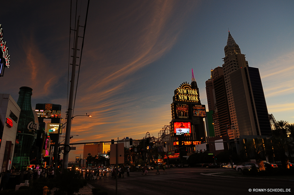 Las Vegas Wolkenkratzer Geschäftsviertel Nacht Stadt Gebäude Architektur Urban Turm Skyline Stadtansicht Himmel Wahrzeichen Reisen Innenstadt Fluss 'Nabend Brücke Lichter Straße Dämmerung Geschäft Tourismus Licht Landkreis finanzielle Büro moderne Gebäude groß berühmte Zentrum Hauptstadt Reflexion Stadt Wolkenkratzer Szene am Wasser Sonnenuntergang hoch Dämmerung beleuchtete dunkel Wasser Neu Park Metropole Haus Vereinigte Bau Landschaft Straße Uhr Hafen landschaftlich Struktur England Verkehr Metropolitan Ziel Kultur Finanzen Urlaub alt Hotel kommerzielle Kirche Tourist Platz Geschichte Atmosphäre Türme Besichtigungen Wolke Wolken Denkmal historischen bunte Unternehmen Wohnung Panorama Apparat historische aussenansicht Einkaufen Farbe Urlaub Glas skyscraper business district night city building architecture urban tower skyline cityscape sky landmark travel downtown river evening bridge lights street dusk business tourism light district financial office modern buildings tall famous center capital reflection town skyscrapers scene waterfront sunset high twilight illuminated dark water new park metropolis house united construction landscape road clock harbor scenic structure england traffic metropolitan destination culture finance vacation old hotel commercial church tourist square history atmosphere towers sightseeing cloud clouds monument historic colorful corporate apartment panorama apparatus historical exterior shopping color holiday glass