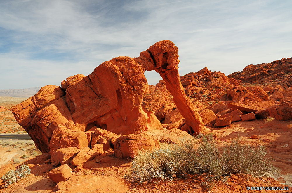 Valley of Fire State Park Schlucht Sand Knoll Fels Wüste nationalen Park Landschaft Reisen Sandstein Boden Aushöhlung Himmel Felsen Berge Formationen Stein Tal Geologie Berg Orange Klippe Wildnis Südwesten landschaftlich Tourismus Erde Wahrzeichen Schlucht Bögen Wolken Bildung natürliche Baum im freien Szenerie geologische Westen Wandern Urlaub im freien Tourist Abenteuer westliche Landschaften Arches Nationalpark Arid Wunder Gelände Bogen Grand einzigartige trocken Klippen Aussicht Backstein Hoodoo Farbe natürliche depression berühmte Mesa bunte Extreme Szene Nationalpark Baumaterial Sommer Wolke Hügel Denkmal Land spektakuläre Ehrfurcht Felge Wanderweg majestätisch Terrier Reise heiß Umgebung Sonnenuntergang Licht Hoodoos Butte felsigen Staaten entfernten zarte Vereinigte Steine Amaranth Formen gelb Sonne Turm Welt canyon sand knoll rock desert national park landscape travel sandstone soil erosion sky rocks mountains formations stone valley geology mountain orange cliff wilderness southwest scenic tourism earth landmark ravine arches clouds formation natural tree outdoor scenery geological west hiking vacation outdoors tourist adventure western scenics arches national park arid wonder terrain arch grand unique dry cliffs vista brick hoodoo color natural depression famous mesa colorful extreme scene national park building material summer cloud hill monument land spectacular awe rim trail majestic terrier trip hot environment sunset light hoodoos butte rocky states remote delicate united stones amaranth shapes yellow sun tower world