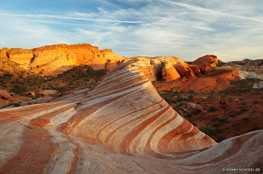 Valley of Fire State Park Sand Boden Erde Wüste Schlucht Landschaft Fels Reisen Himmel Park Tal nationalen Stein Düne Sandstein trocken Aushöhlung Orange Berg landschaftlich Arid Sonne Szenerie Berge im freien Tourismus Klippe Felsen im freien natürliche Südwesten Geologie Wildnis Baum Schlucht Wolken Formationen Bögen Landschaften Denkmal Bildung Sonnenuntergang Urlaub Land Sommer Westen Panorama Hügel gelb Horizont Gelände heiß Tourist Darm-Trakt Farbe Extreme Abenteuer Klima Meer niemand Textur Antike Tag horizontale ruhige Aussicht majestätisch Wandern Szene Wolke außerhalb Sonnenaufgang Wärme friedliche Arches Nationalpark Butte Dürre geologische Toten westliche Spitze Braun Ruhe Wahrzeichen Strand Sonnenlicht sand soil earth desert canyon landscape rock travel sky park valley national stone dune sandstone dry erosion orange mountain scenic arid sun scenery mountains outdoors tourism cliff rocks outdoor natural southwest geology wilderness tree ravine clouds formations arches scenics monument formation sunset vacation land summer west panoramic hill yellow horizon terrain hot tourist tract color extreme adventure climate sea nobody texture ancient day horizontal tranquil vista majestic hiking scene cloud outside sunrise heat peaceful arches national park butte drought geological dead western peak brown calm landmark beach sunlight