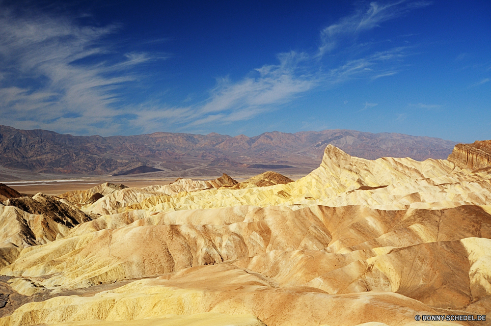 Death Valley National Park Sand Wüste Boden Landschaft Erde Fels Düne Schlucht Park Reisen nationalen Berg Tal Himmel Berge Stein trocken Darm-Trakt im freien landschaftlich Aushöhlung Geologie natürliche Sandstein Szenerie Wildnis im freien Arid Felsen Hügel Schlucht Wolken Tourismus Bereich Gelände Orange Bildung Landschaften Sonne Sommer Südwesten Horizont Extreme Klippe Wärme Formationen ruhige Bereich Abenteuer gelb Land Szene heiß Panorama Panorama Urlaub Sonnenuntergang Einsamkeit Baum Klima Sonnenaufgang Tag Dürre geologische Sonnenlicht Denkmal friedliche Umgebung Aussicht Hügel Westen Wandern Steine Wolke Ruhe Nationalpark Bögen Stille Spitze majestätisch Antike ruhig außerhalb niemand Wahrzeichen Schatten Schnee Felsformation bunte Grat Wild USA Toten geologische formation entfernten Licht Gefahr sand desert soil landscape earth rock dune canyon park travel national mountain valley sky mountains stone dry tract outdoors scenic erosion geology natural sandstone scenery wilderness outdoor arid rocks hill ravine clouds tourism range terrain orange formation scenics sun summer southwest horizon extreme cliff heat formations tranquil area adventure yellow land scene hot panoramic panorama vacation sunset solitude tree climate sunrise day drought geological sunlight monument peaceful environment vista hills west hiking stones cloud calm national park arches silence peak majestic ancient quiet outside nobody landmark shadow snow rock formation colorful ridge wild united states dead geological formation remote light danger